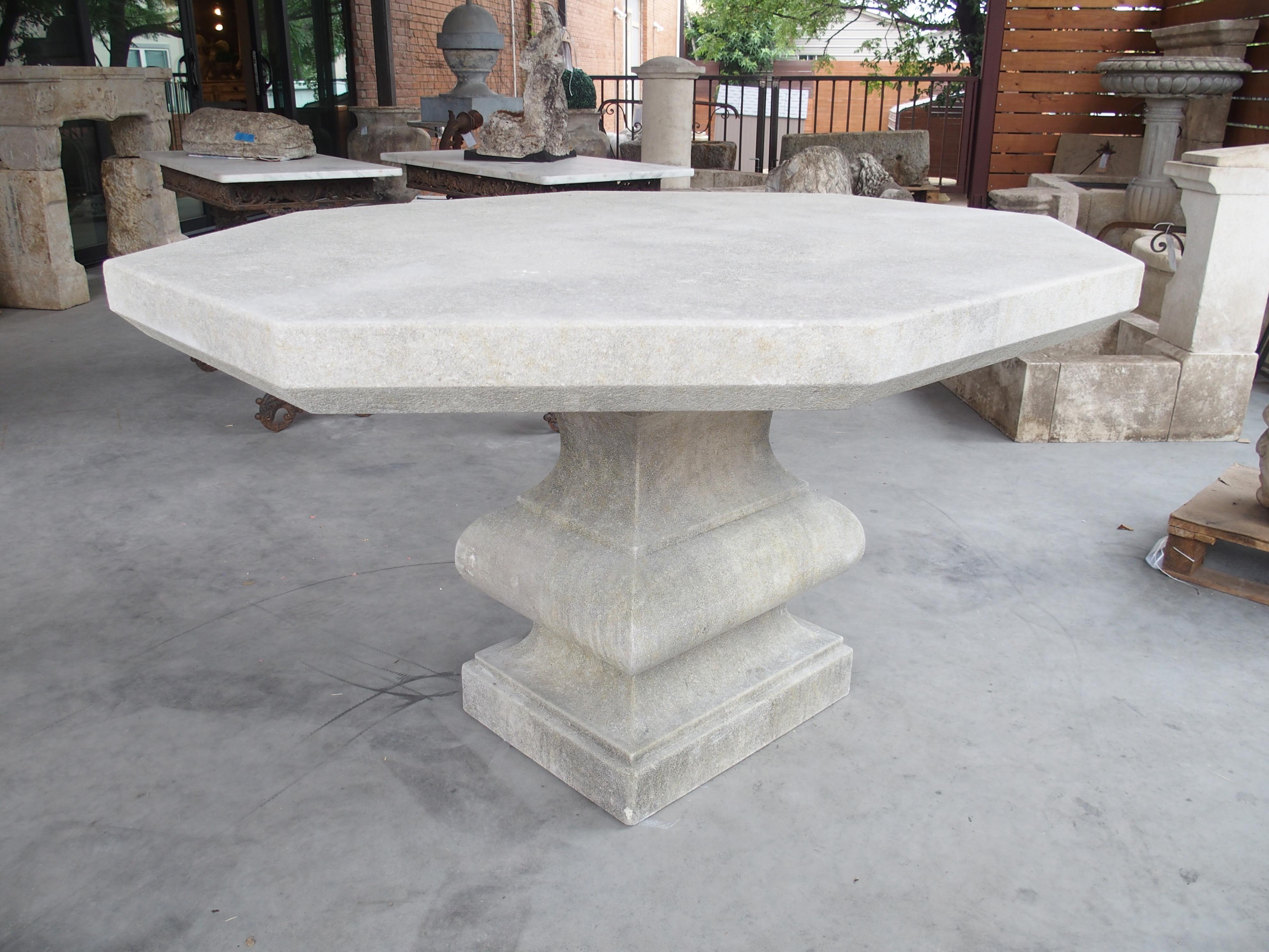 Italienischer geschnitzter Kalkstein Baluster Garten oder Center Tisch mit abgeschrägten Hinterschnitt im Angebot 1
