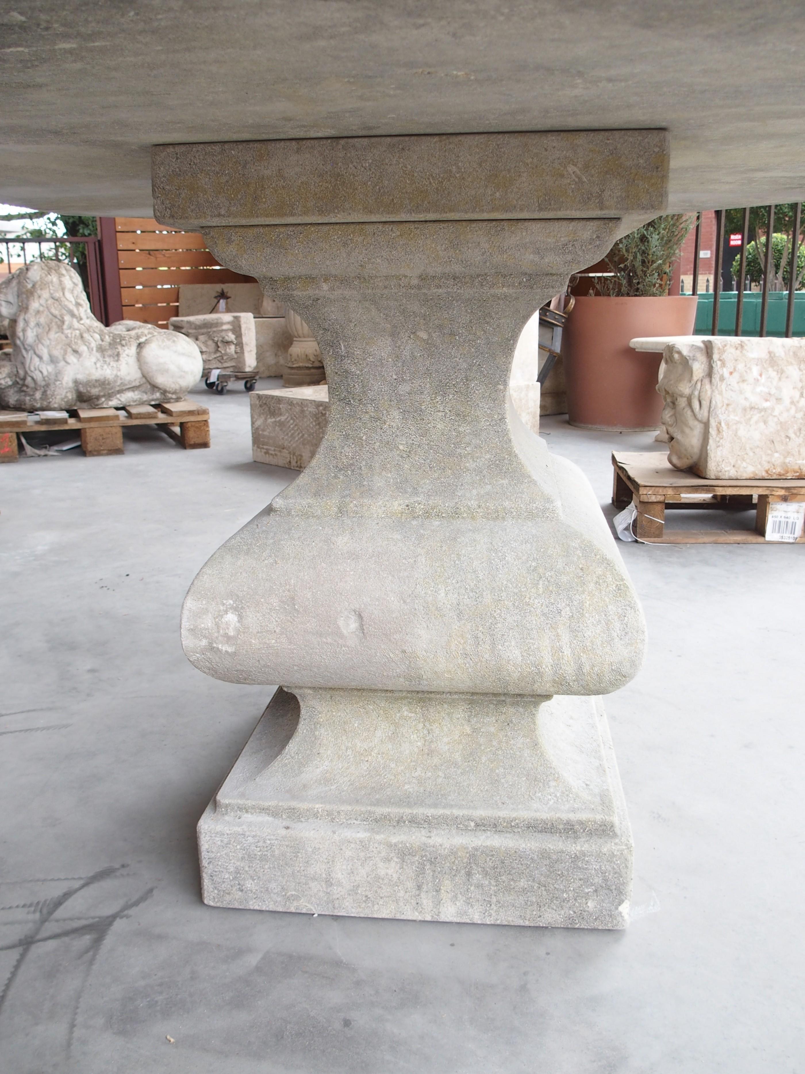 Italienischer geschnitzter Kalkstein Baluster Garten oder Center Tisch mit abgeschrägten Hinterschnitt im Angebot 3