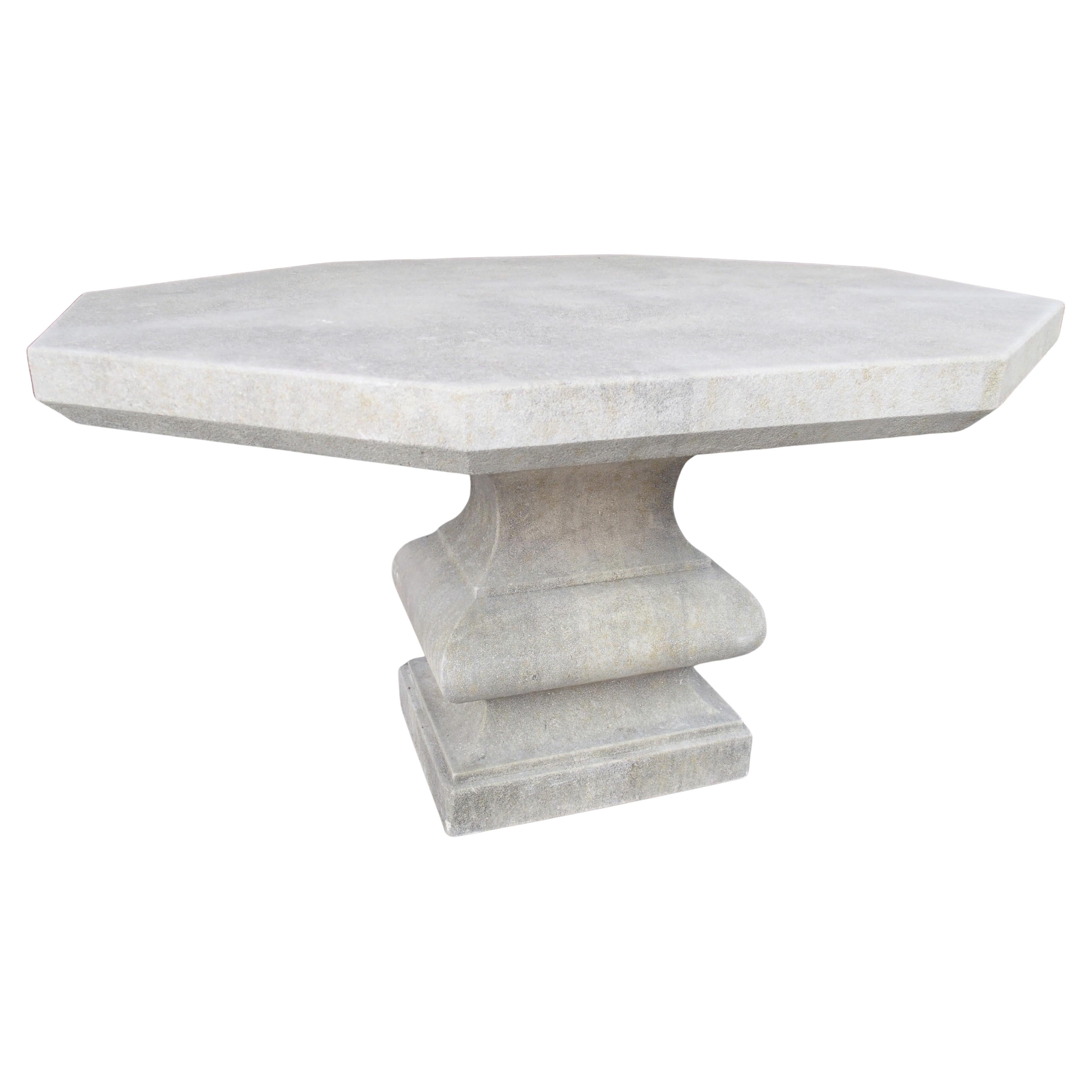 Italienischer geschnitzter Kalkstein Baluster Garten oder Center Tisch mit abgeschrägten Hinterschnitt im Angebot