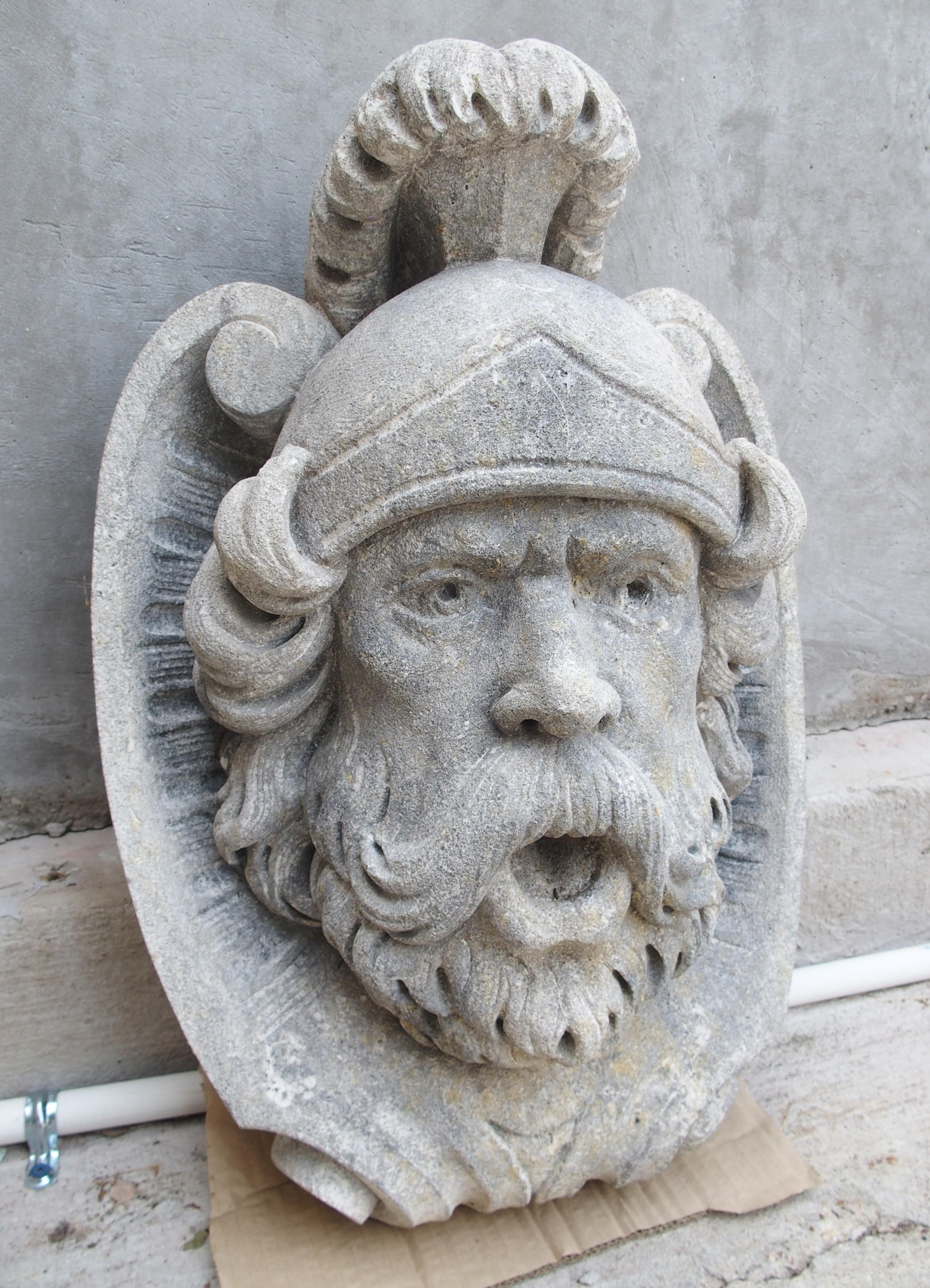 Tallado a mano en Italia, este surtidor de fuente de piedra caliza representa al dios romano de la guerra y el valor, Marte. Como se ve aquí, Marte se representa a menudo en el arte con un casco con cresta. El propio casco simboliza la protección y