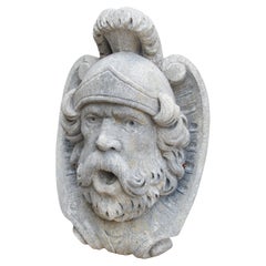 Beccuccio di fontana in pietra calcarea scolpito in Italia raffigurante il dio romano Marli