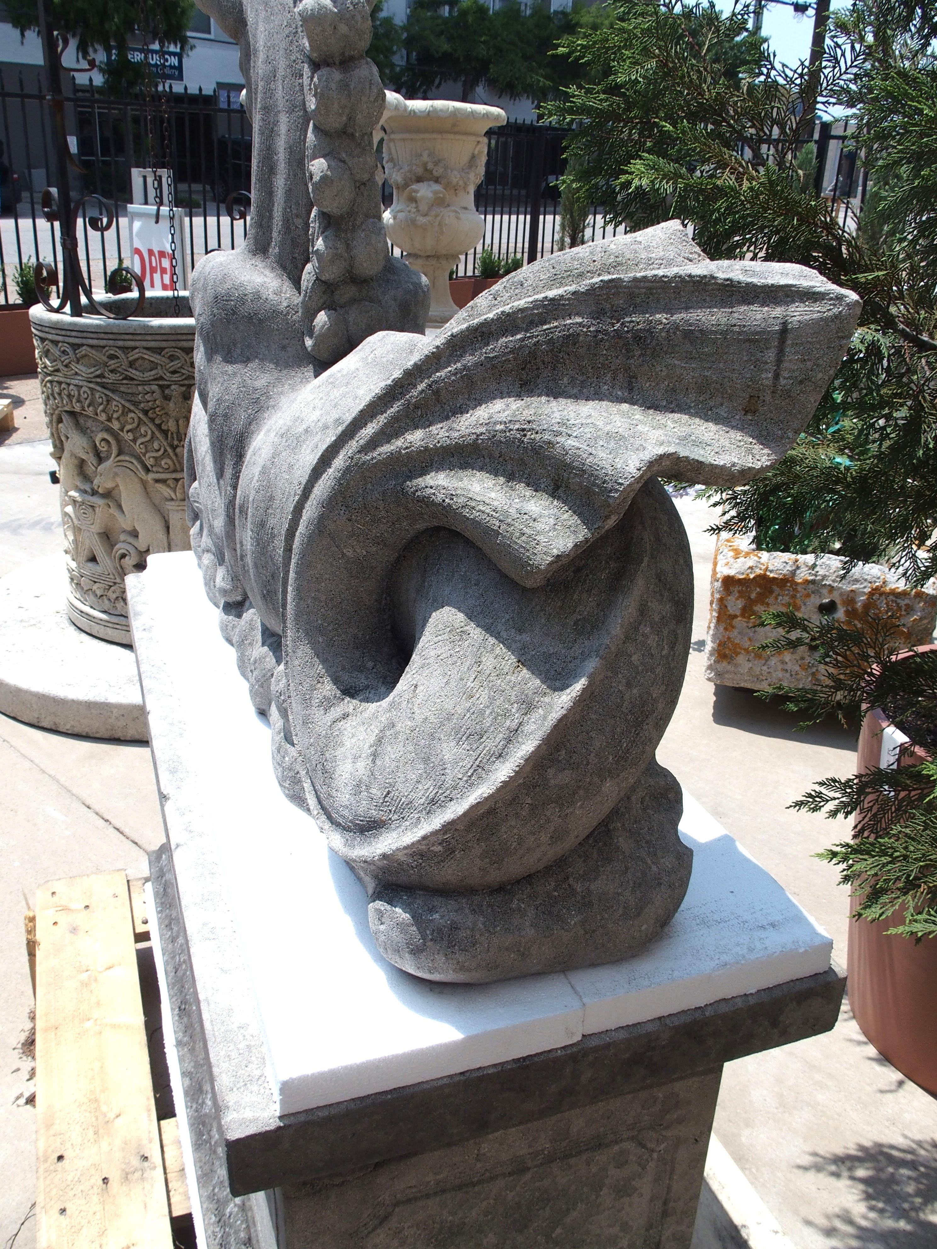 Diese skurrile Seepferdchen-Skulptur wurde von Hand aus einem einzigen Stück Kalkstein gemeißelt und ruht auf einem dreiteiligen Sockel, der ihr zusätzliche Präsenz verleiht. Dieses Fabelwesen, das manchmal auch als Hippocampus bezeichnet wird,