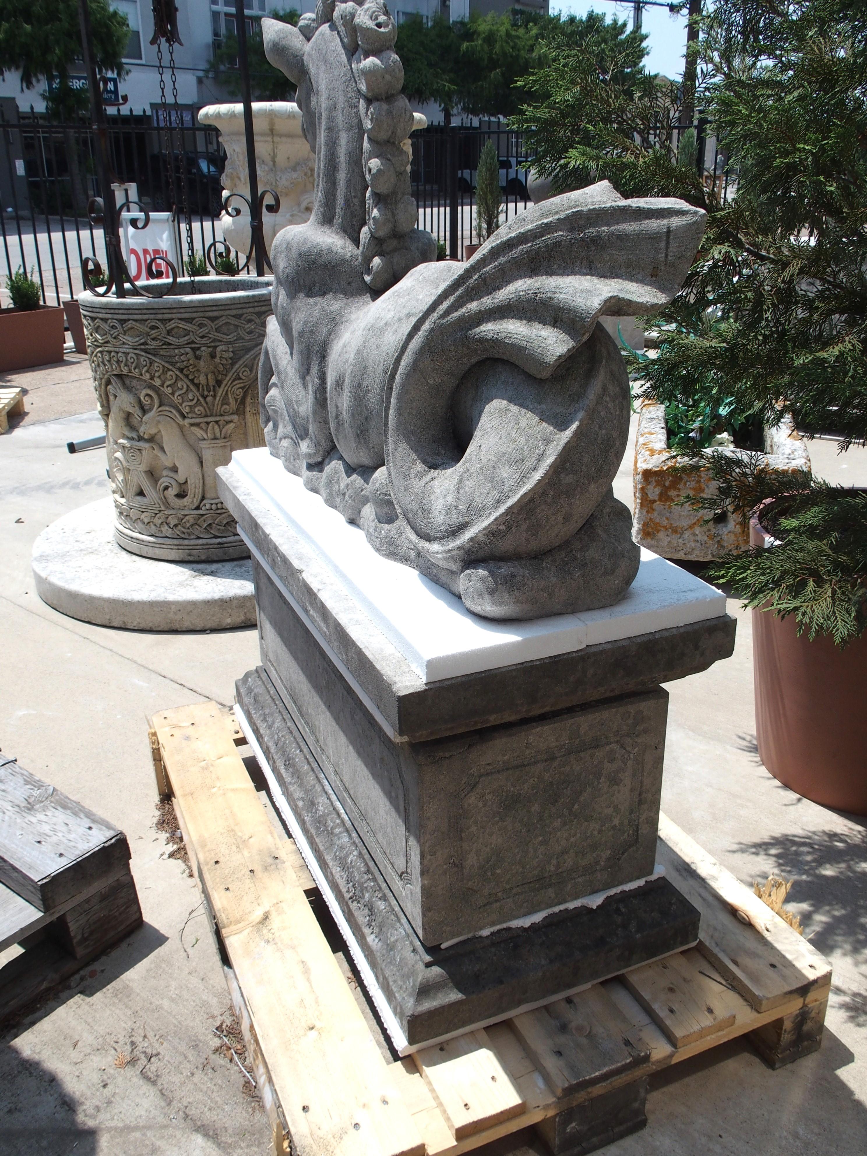 Italienische geschnitzte Kalksteinskulptur eines Seepferdchens auf Sockel im Zustand „Gut“ im Angebot in Dallas, TX