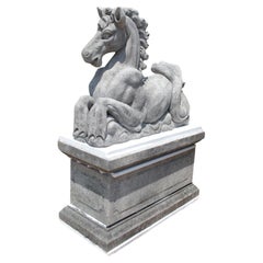 Sculpture italienne en pierre calcaire sculptée d'un cheval de mer sur piédestal