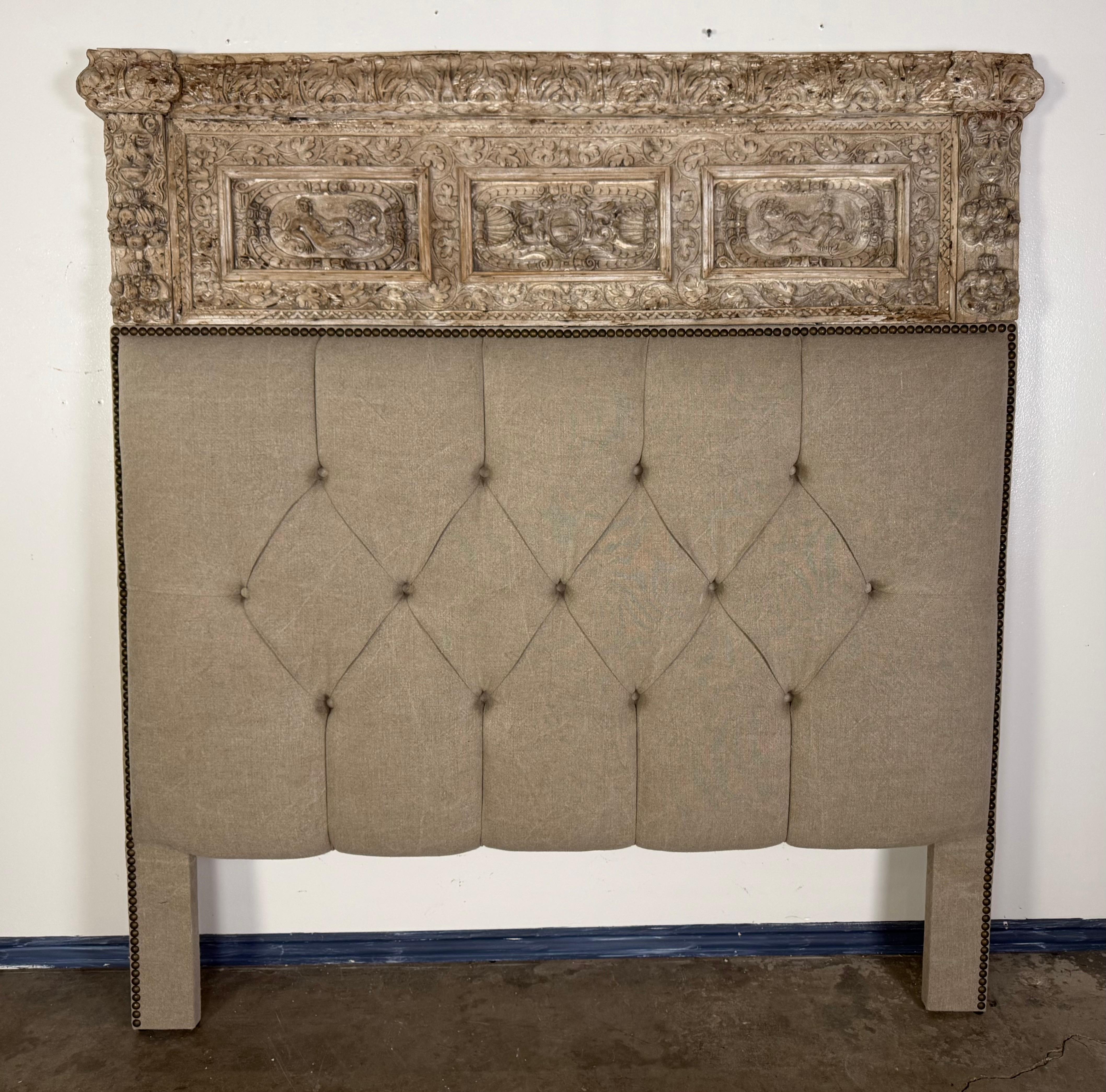 Cette étonnante tête de lit personnalisée, conçue par Melissa Levinson, associe harmonieusement l'artisanat européen ancien à l'élégance contemporaine. La partie supérieure présente un exquis panneau de bois sculpté italien de la fin du XVIIIe