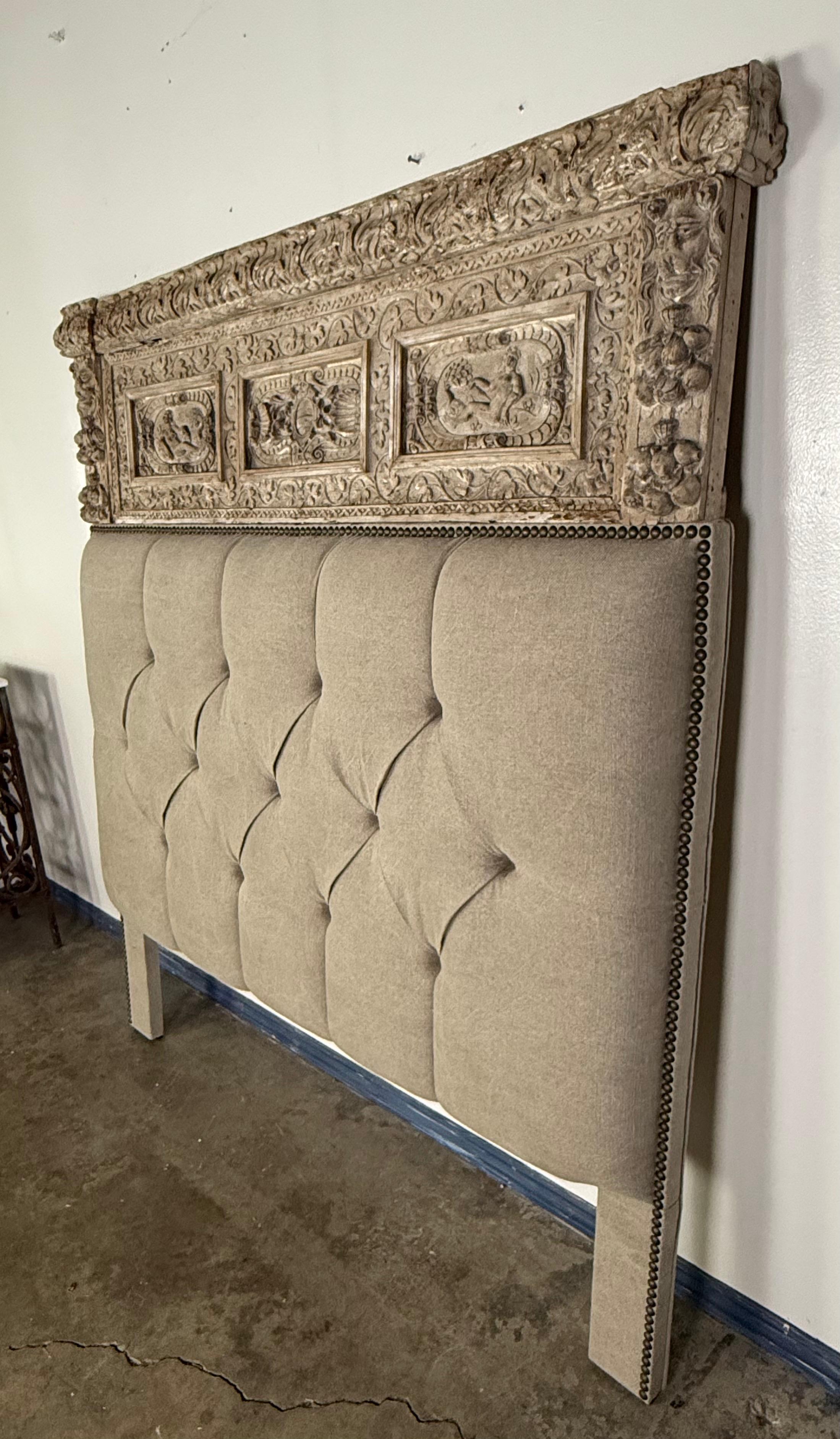 Tête de lit italienne en lin sculpté avec panneau antique Abîmé - En vente à Los Angeles, CA