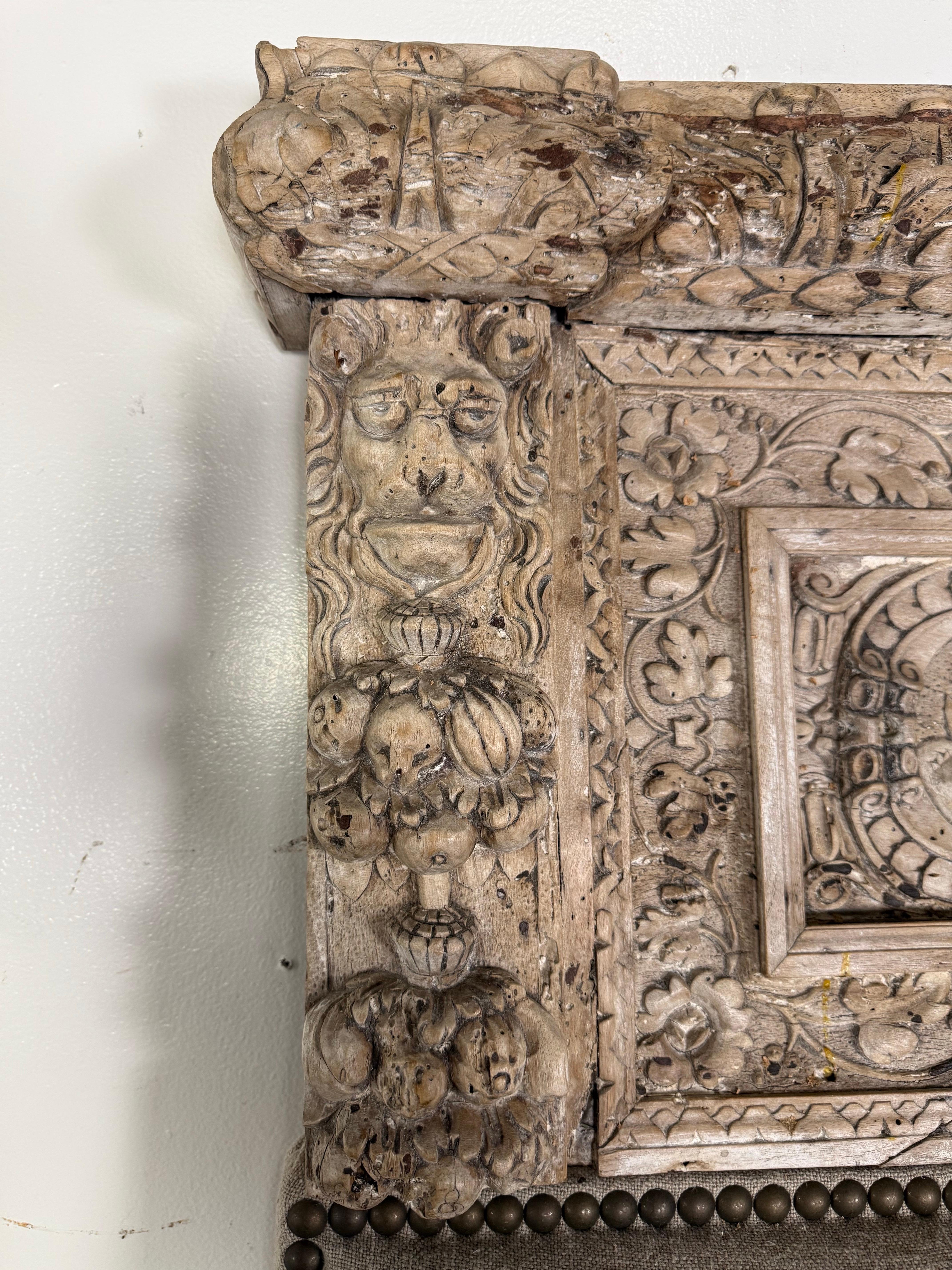 XIXe siècle Tête de lit italienne en lin sculpté avec panneau antique en vente