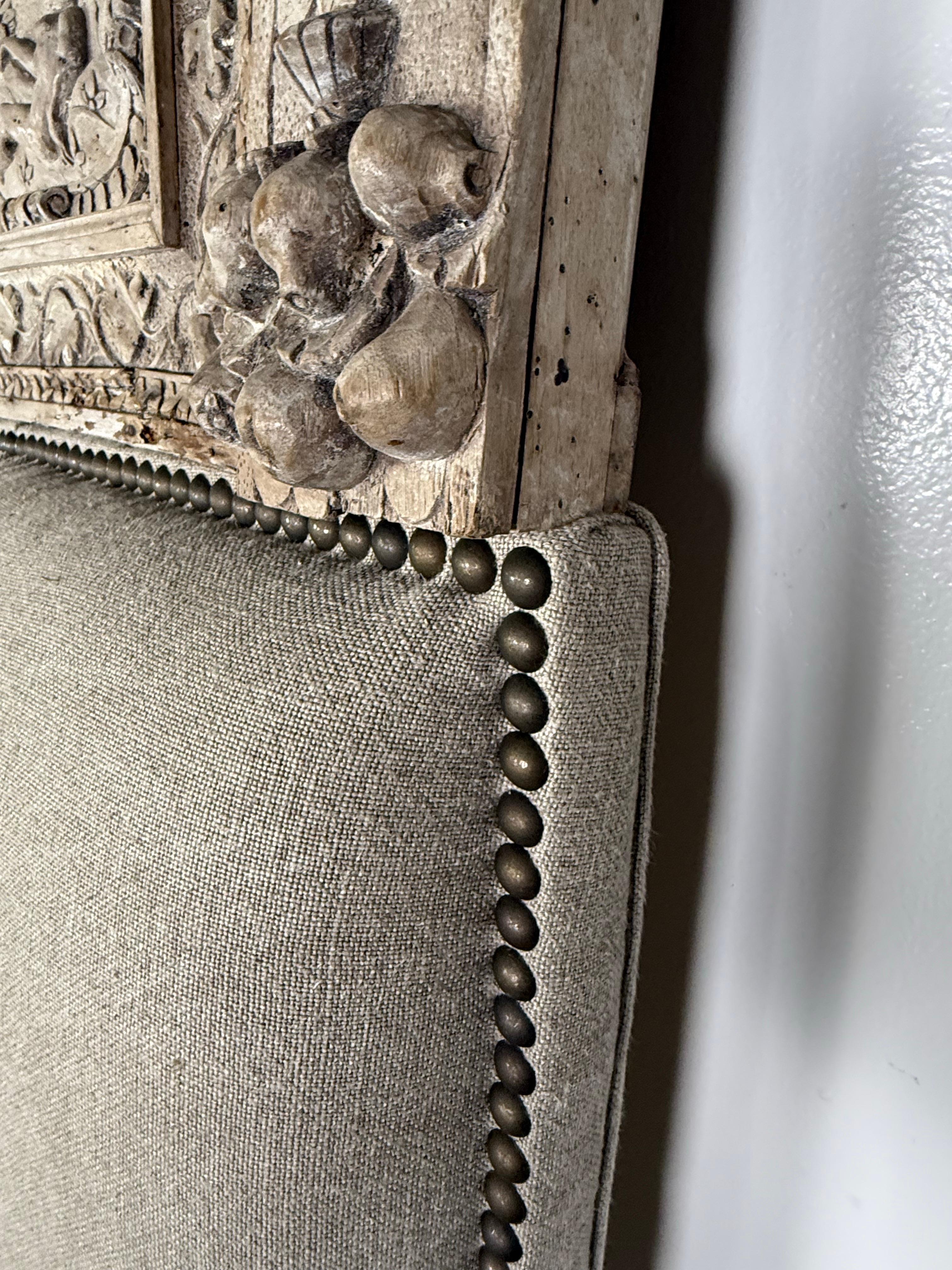 Tête de lit italienne en lin sculpté avec panneau antique en vente 1