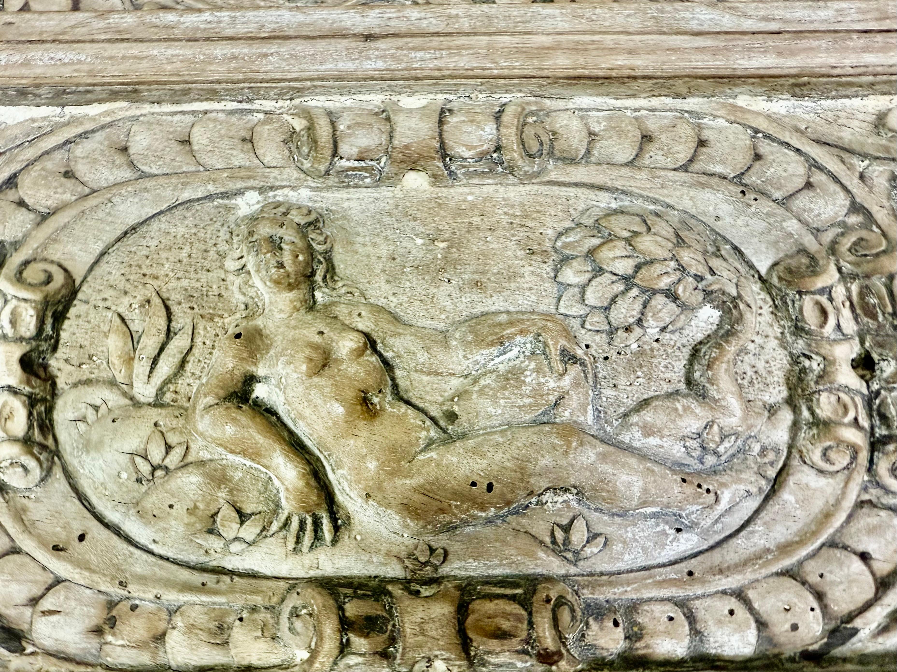 Tête de lit italienne en lin sculpté avec panneau antique en vente 2