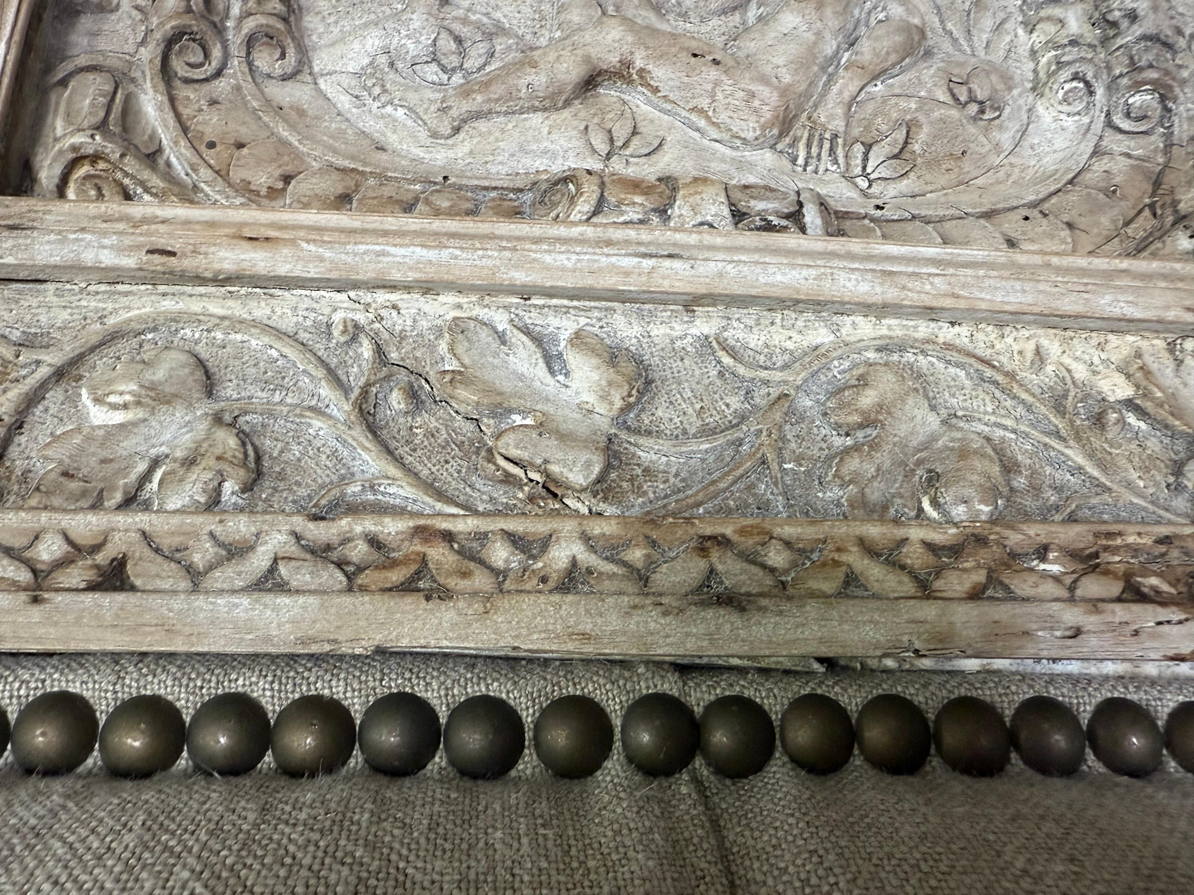 Tête de lit italienne en lin sculpté avec panneau antique en vente 3