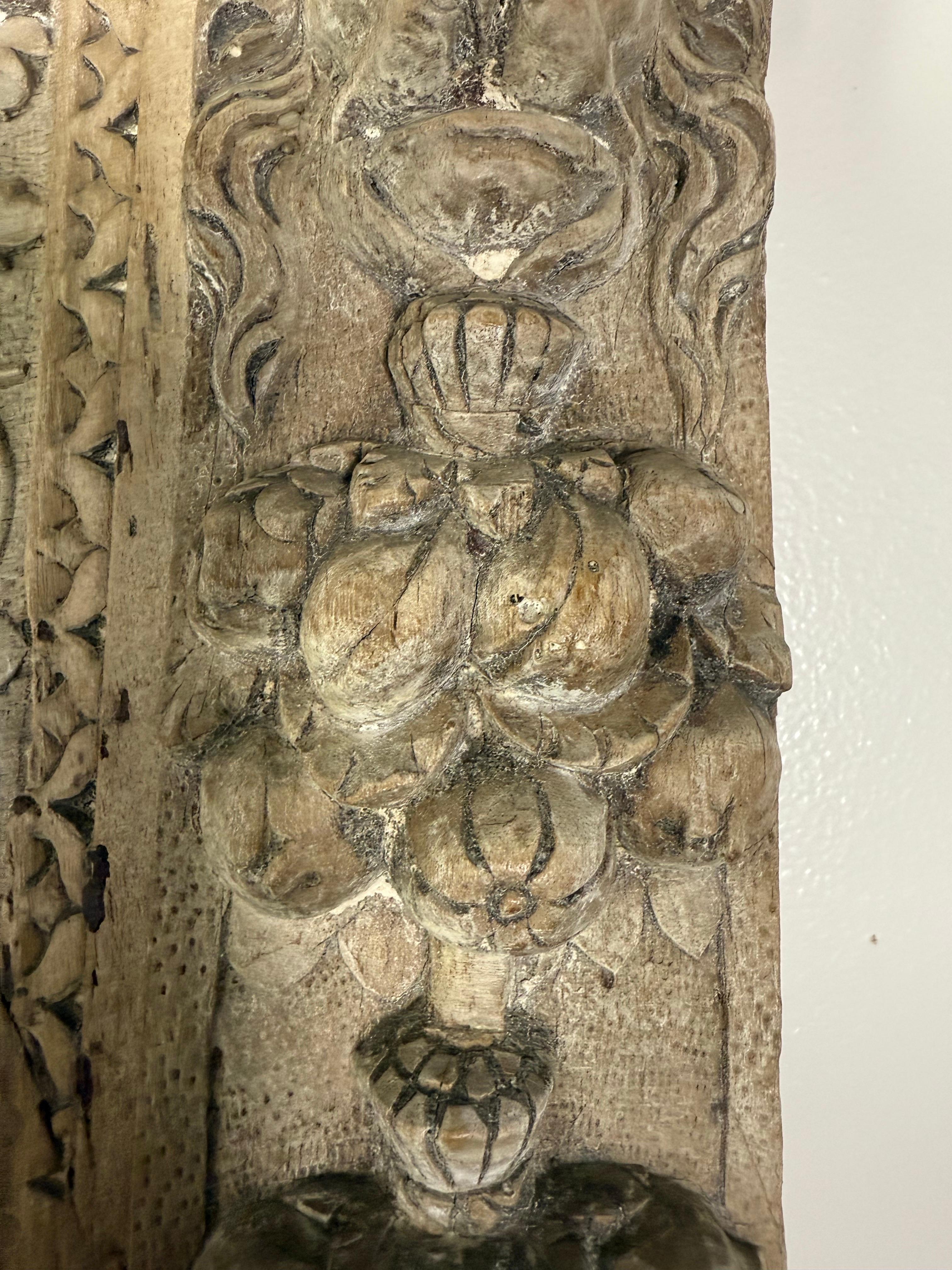 Tête de lit italienne en lin sculpté avec panneau antique en vente 4