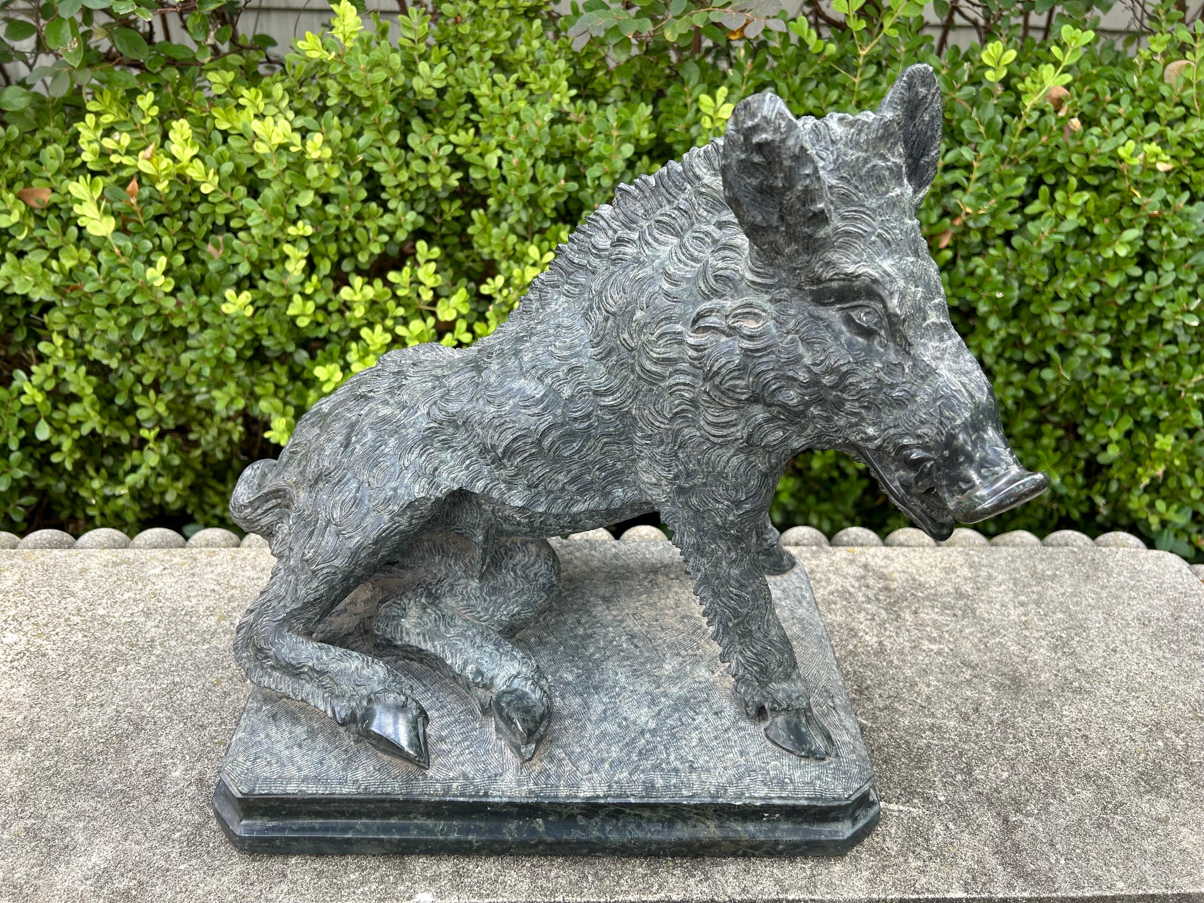 Escultura italiana de jabalí tallada en mármol. 
Ofrecemos una copia bien tallada de la escultura original italiana de jabalí de mármol situada en Florencia, Italia. Esta versión fue hábilmente creada en la década de 1920.

La escultura original del