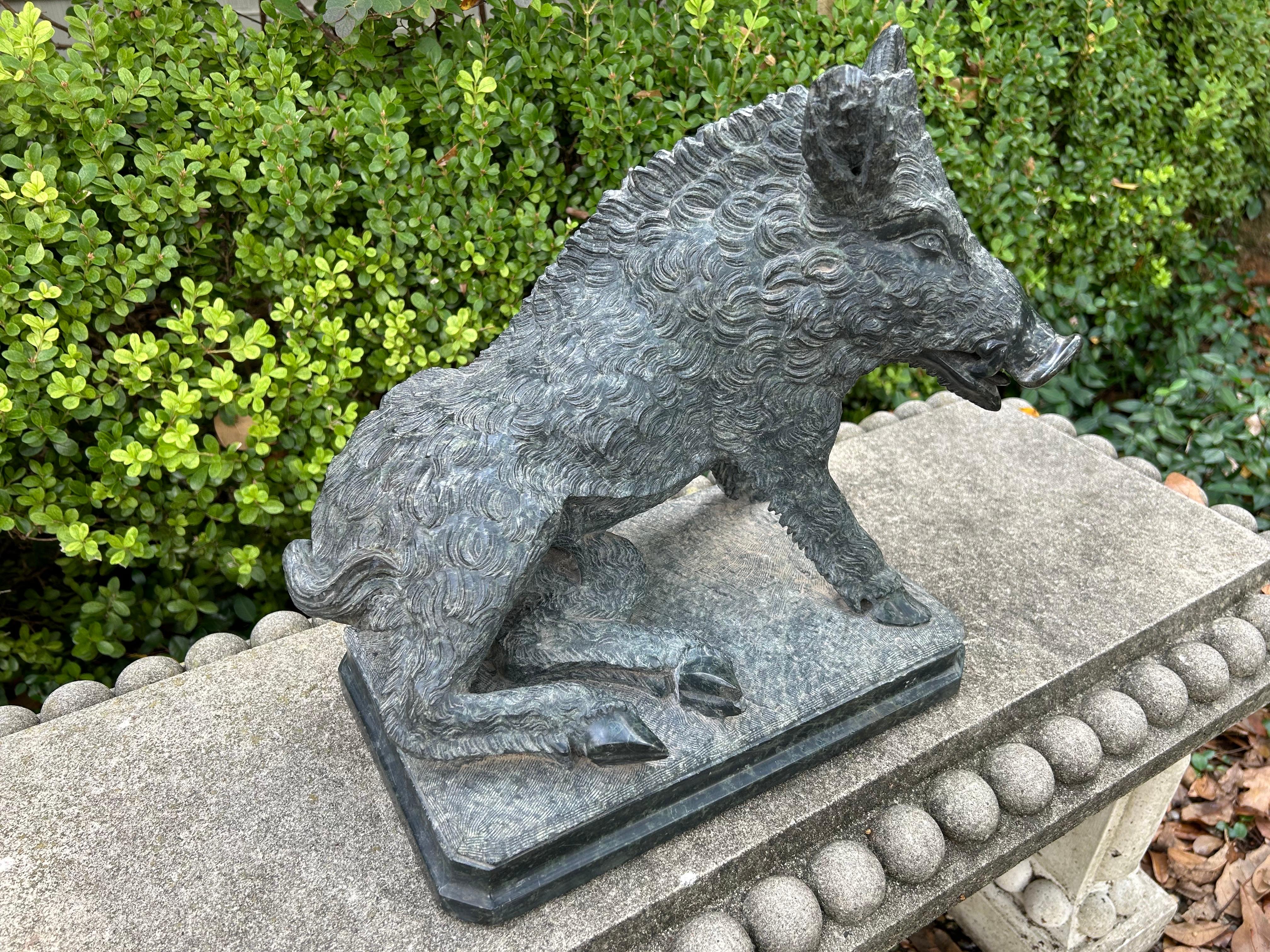 Escultura italiana tallada en mármol de jabalí Italiano en venta