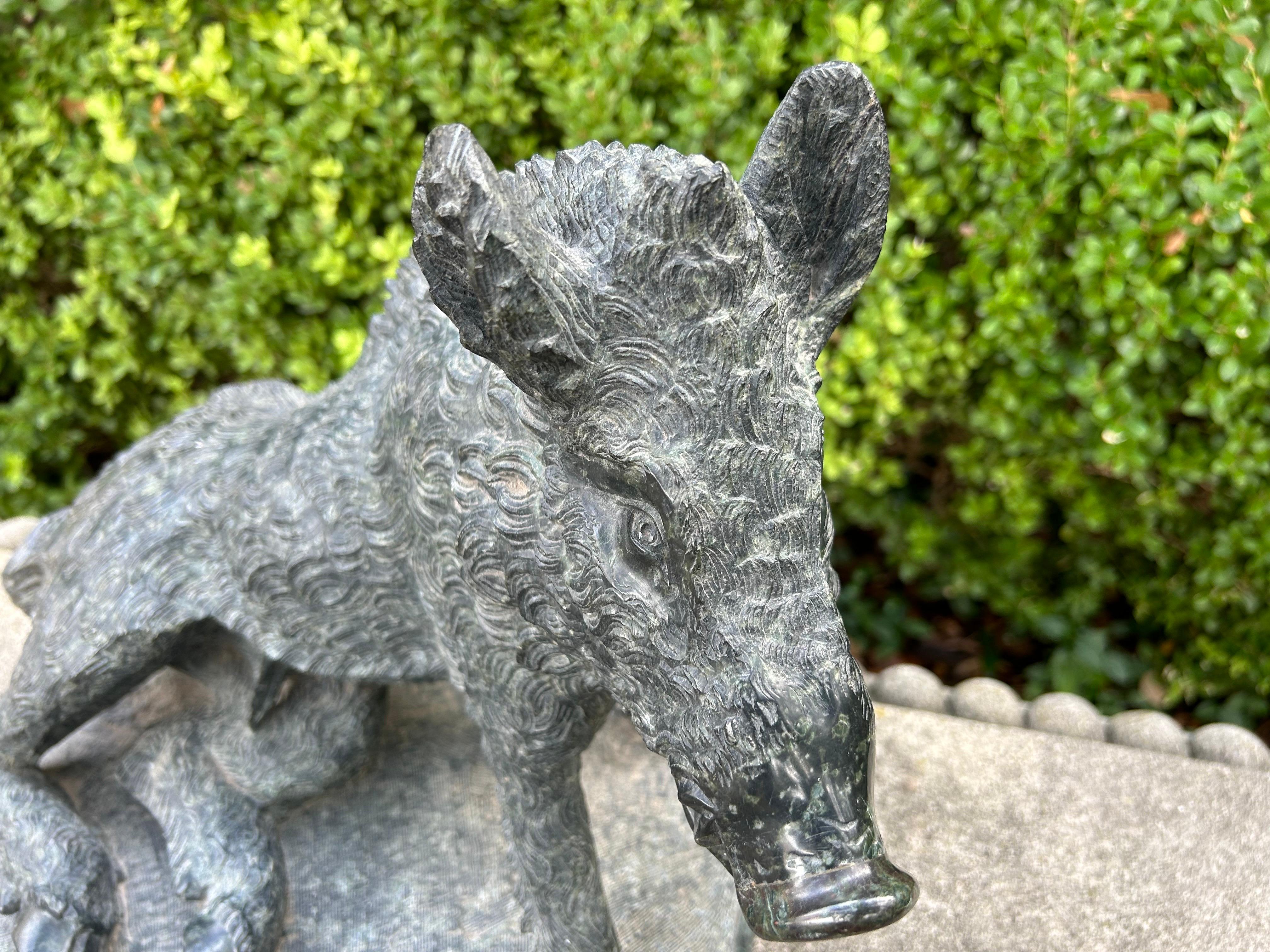 Escultura italiana tallada en mármol de jabalí en venta 1