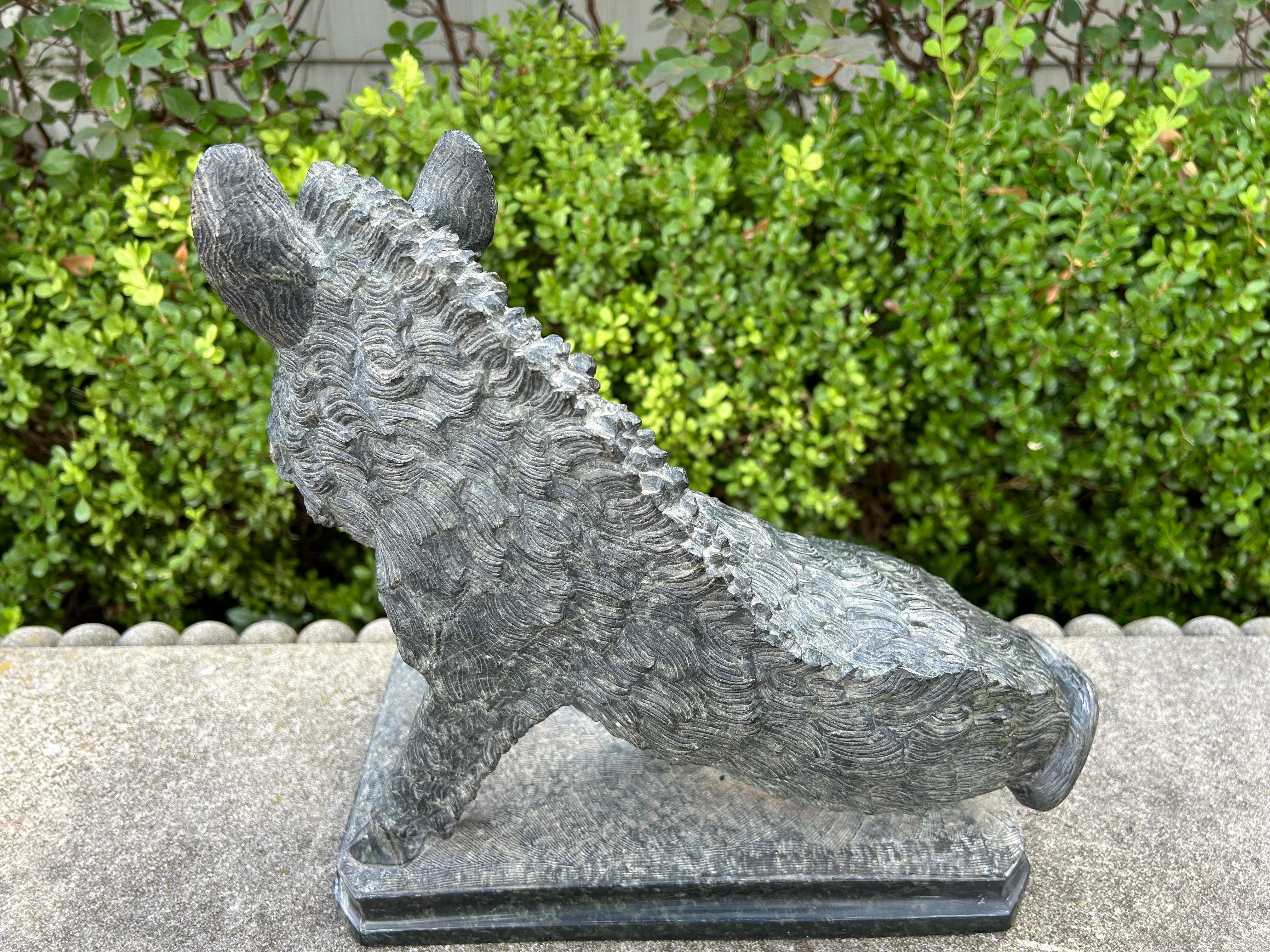 Escultura italiana tallada en mármol de jabalí en venta 2