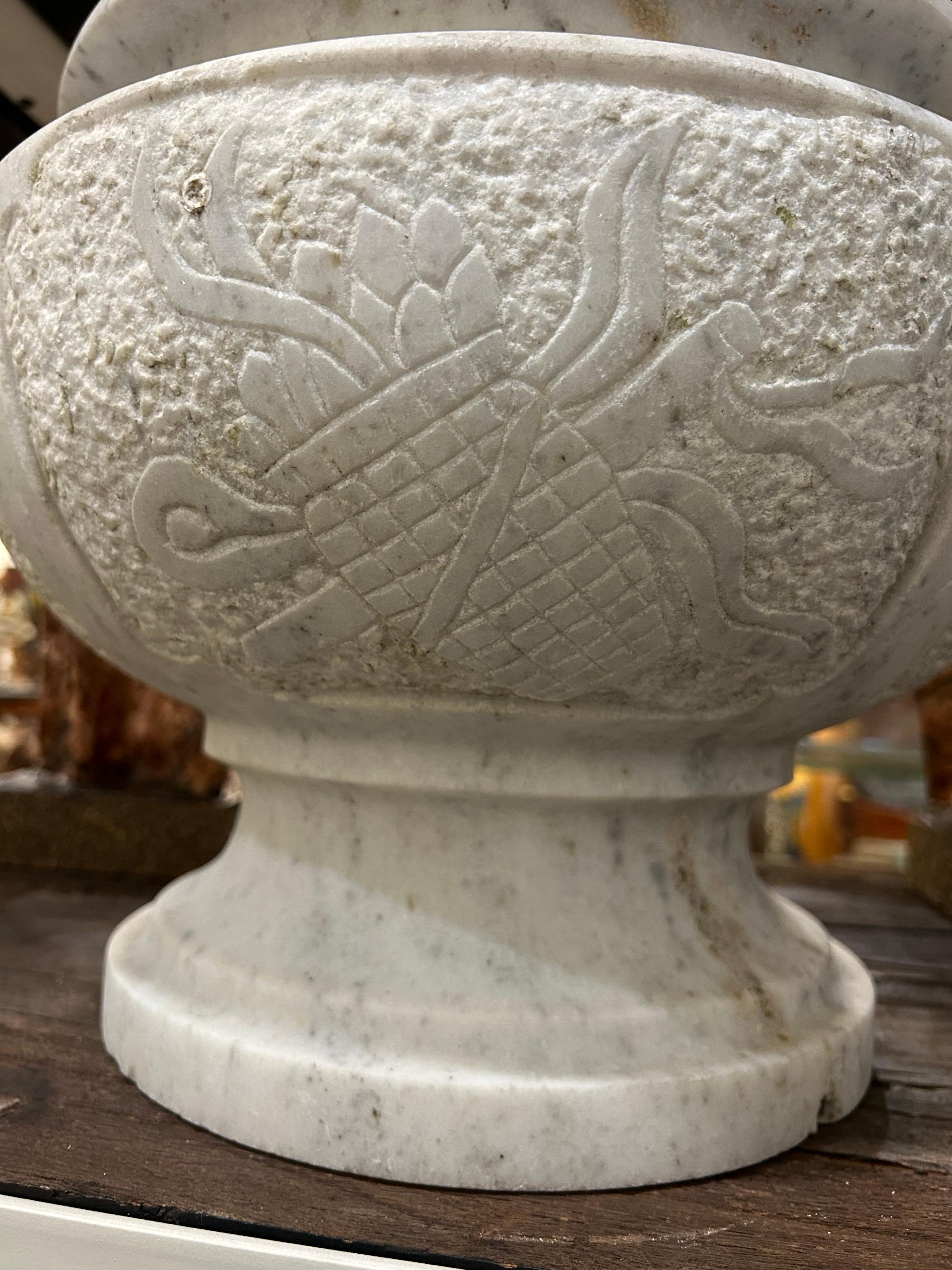 Urna neoclásica italiana de mármol tallado con blasón tallado en venta 5