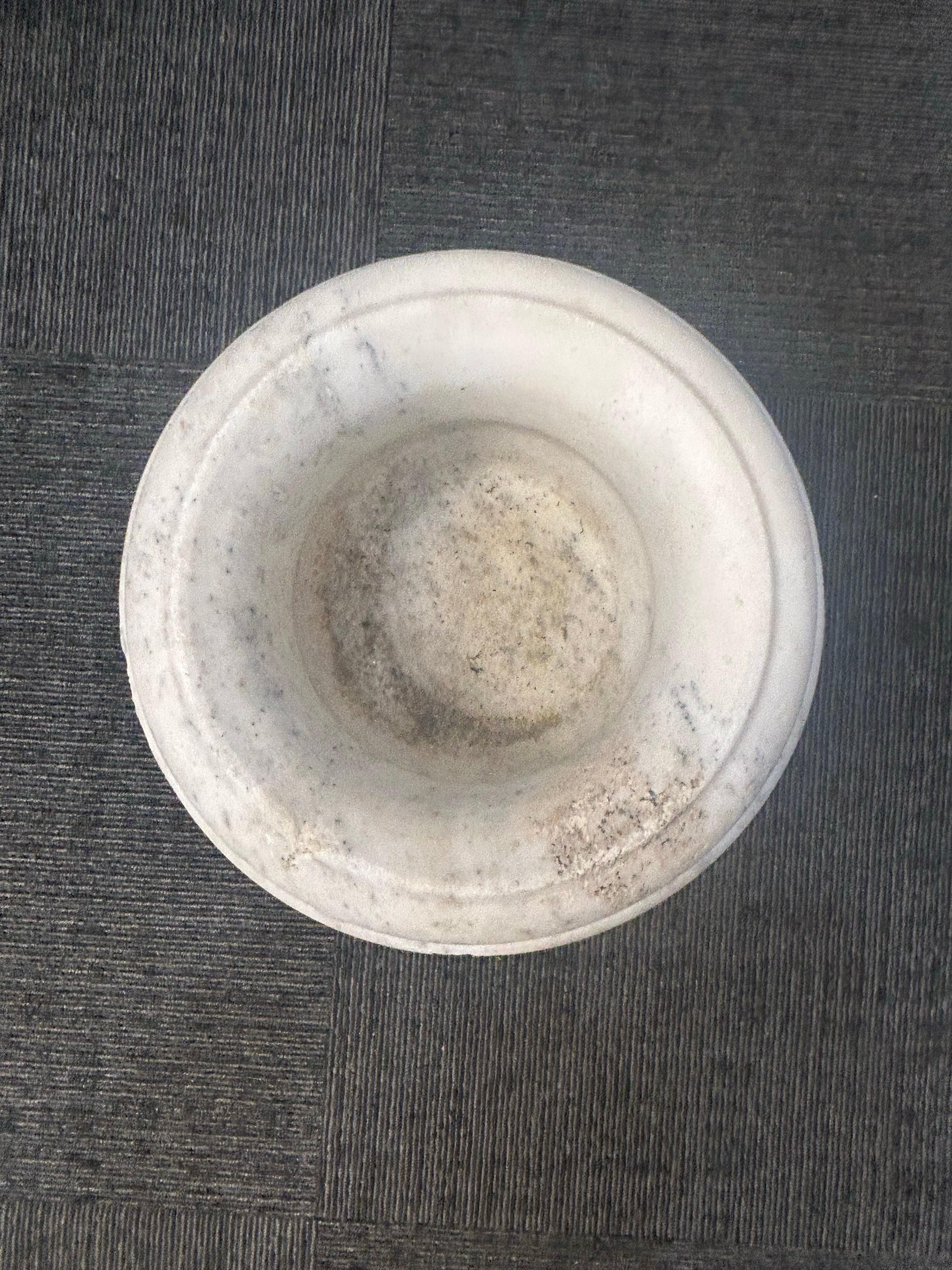 Urna neoclásica italiana de mármol tallado con blasón tallado en venta 7