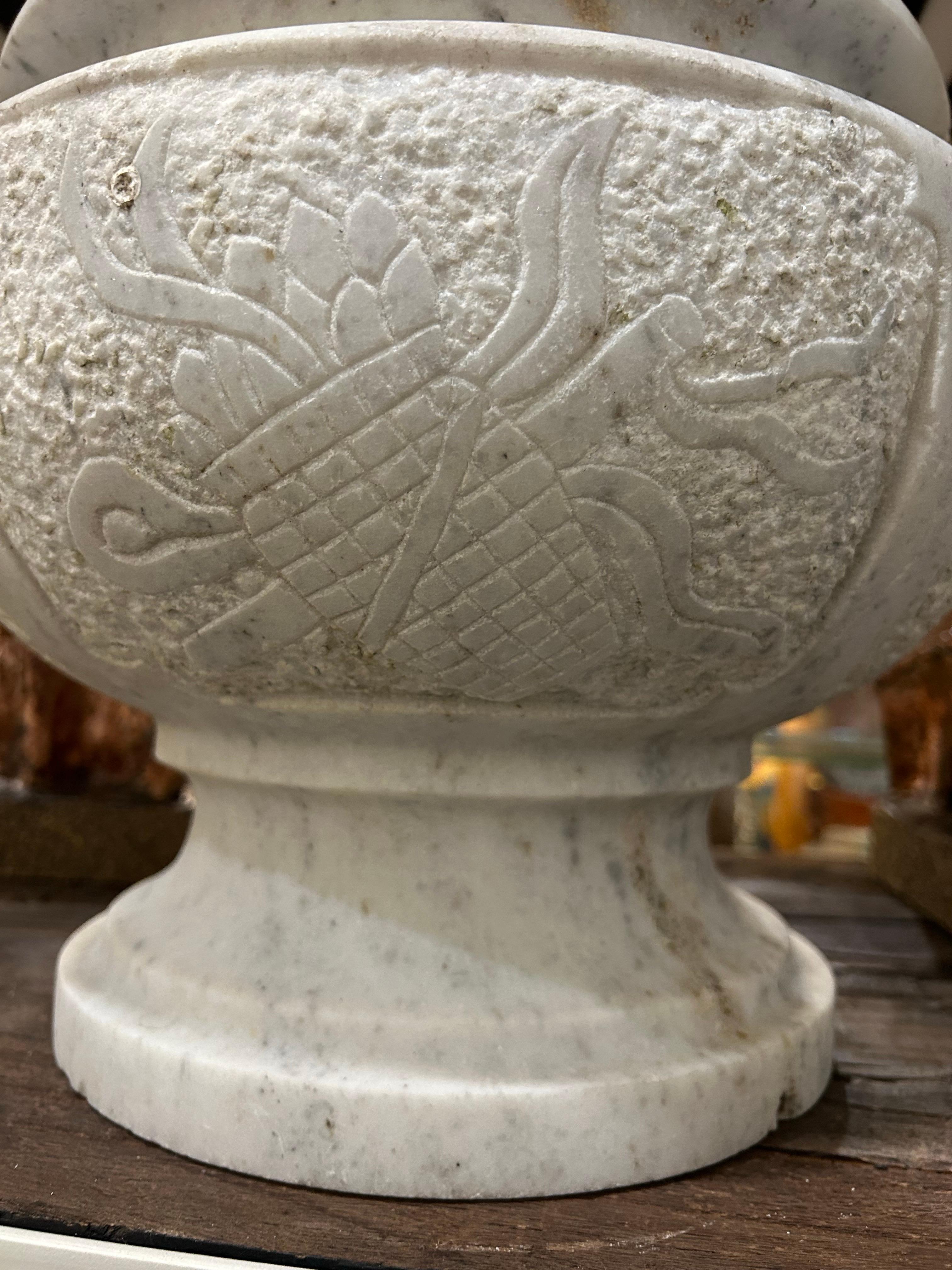 Urna neoclásica italiana de mármol tallado con blasón tallado en venta 8