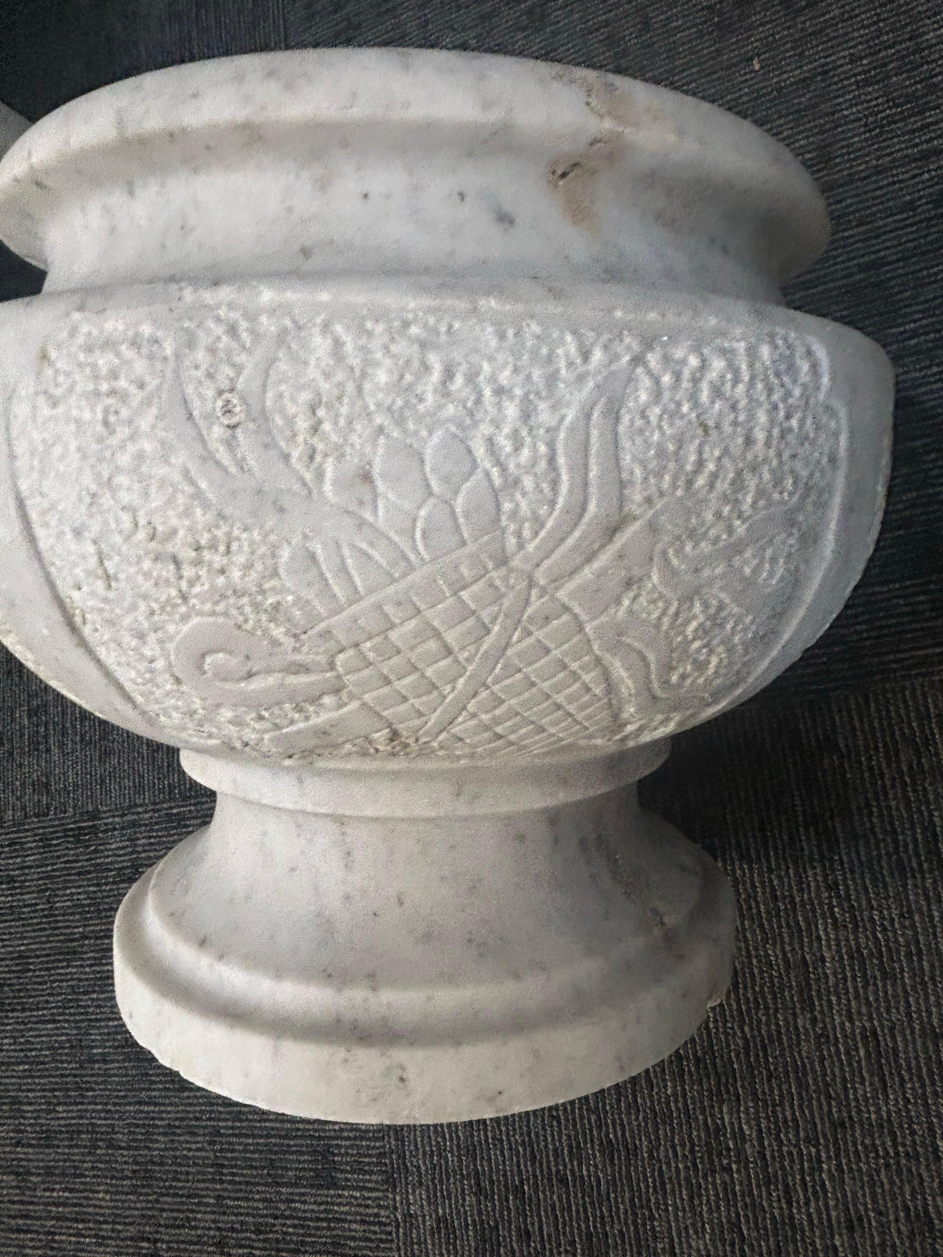 Urna neoclásica italiana de mármol tallado con blasón tallado en venta 9