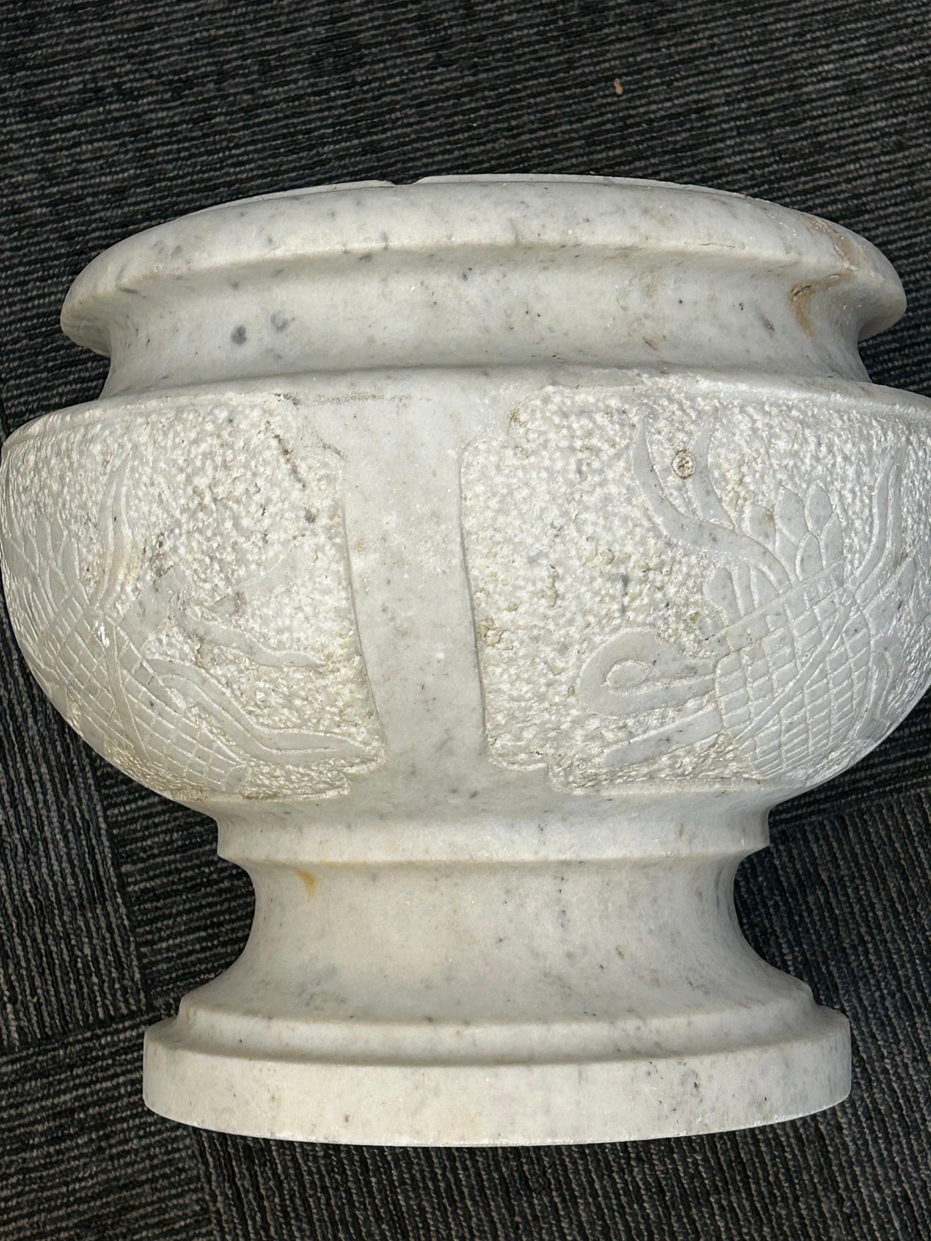 Urna neoclásica italiana de mármol tallado con blasón tallado en Bueno estado para la venta en West Palm Beach, FL