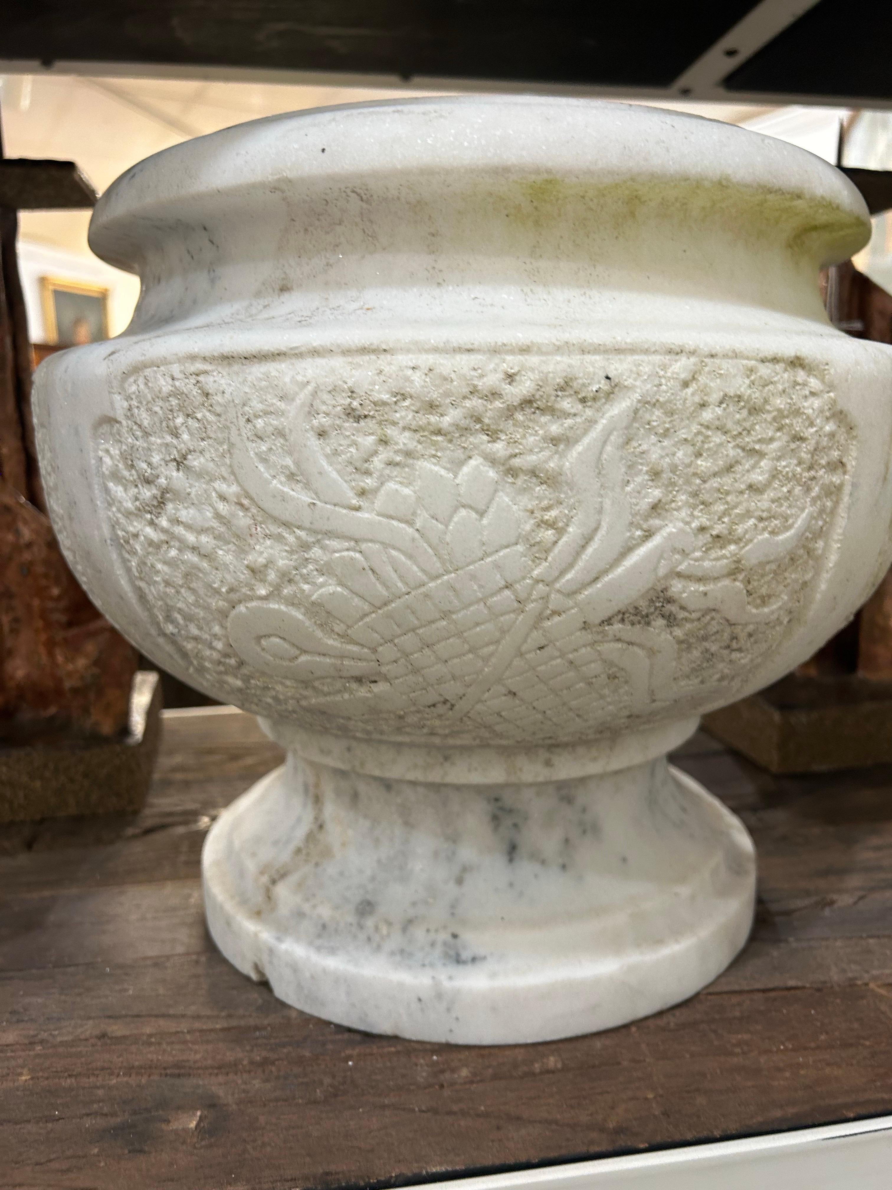 Urna neoclásica italiana de mármol tallado con blasón tallado siglo XX en venta