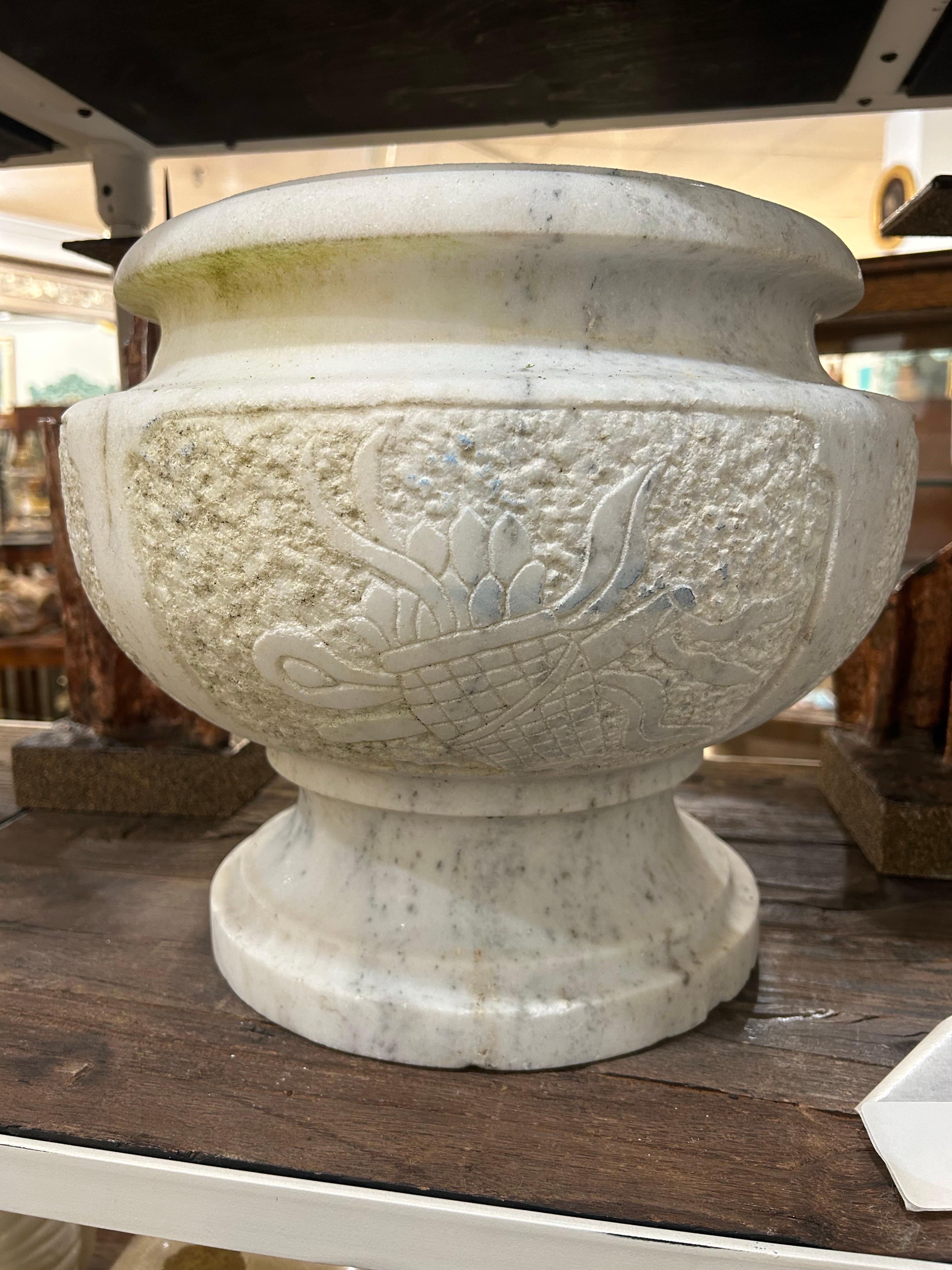 Urna neoclásica italiana de mármol tallado con blasón tallado Mármol de Carrara en venta