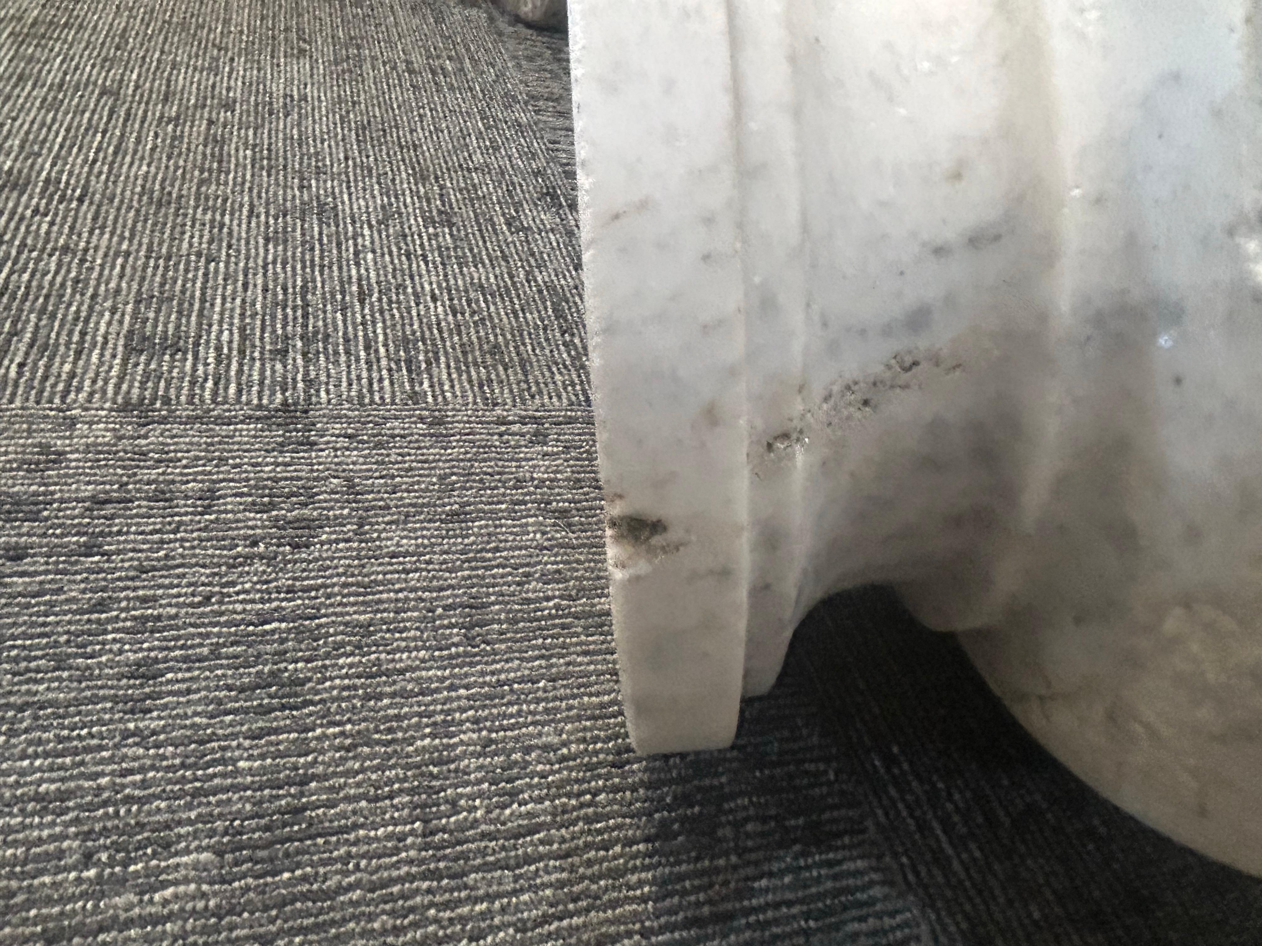 Urna neoclásica italiana de mármol tallado con blasón tallado en venta 1