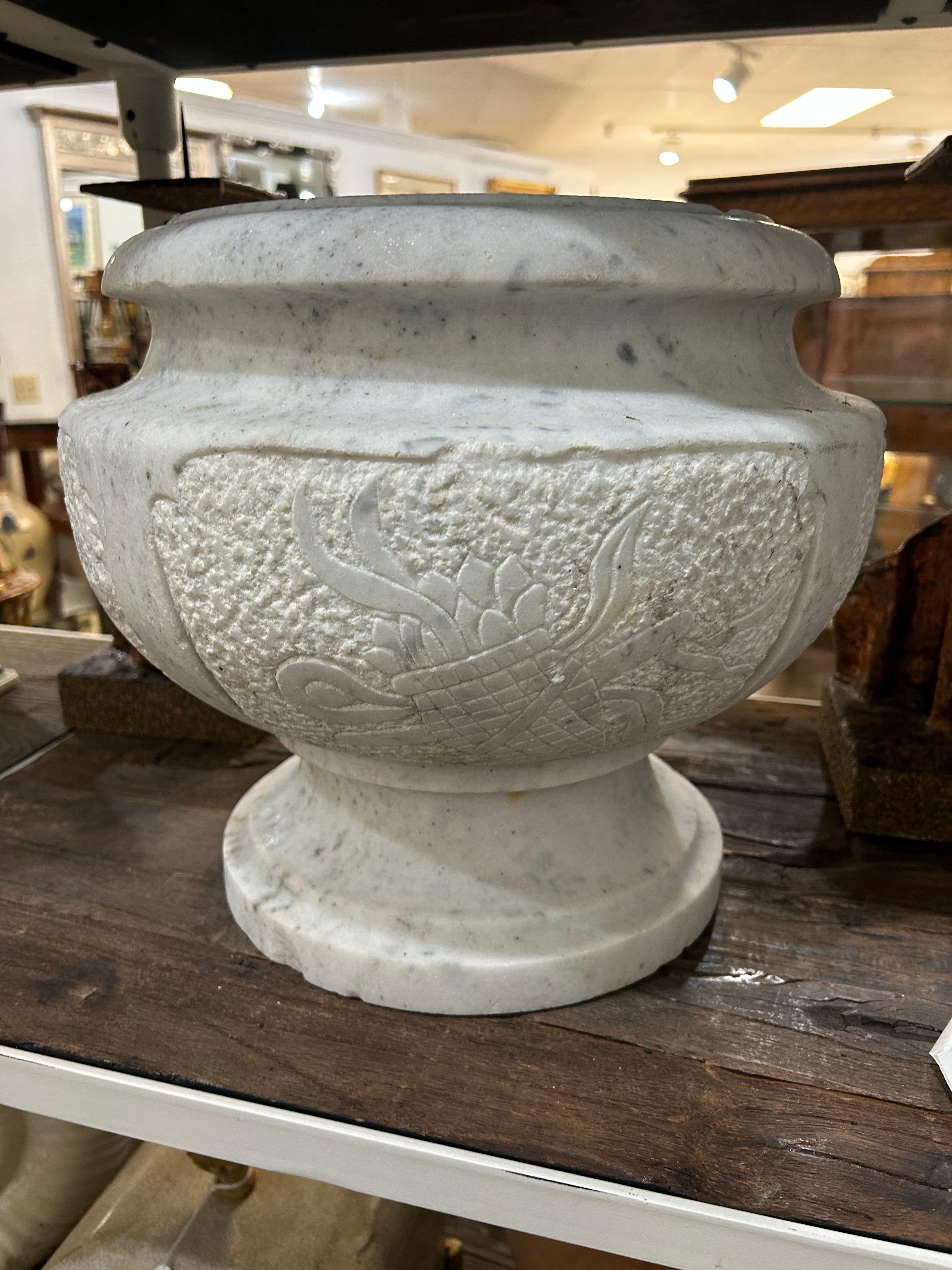 Urna neoclásica italiana de mármol tallado con blasón tallado en venta 2