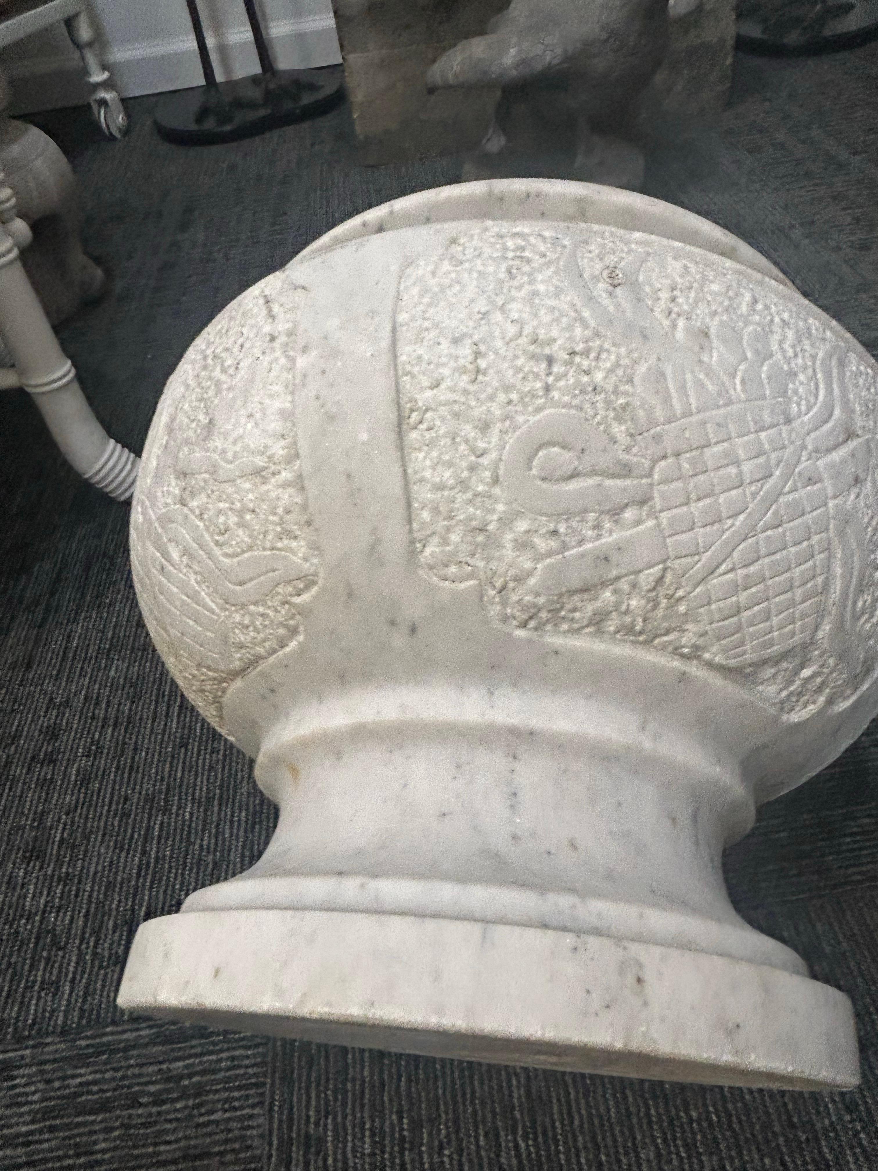 Urna neoclásica italiana de mármol tallado con blasón tallado en venta 3