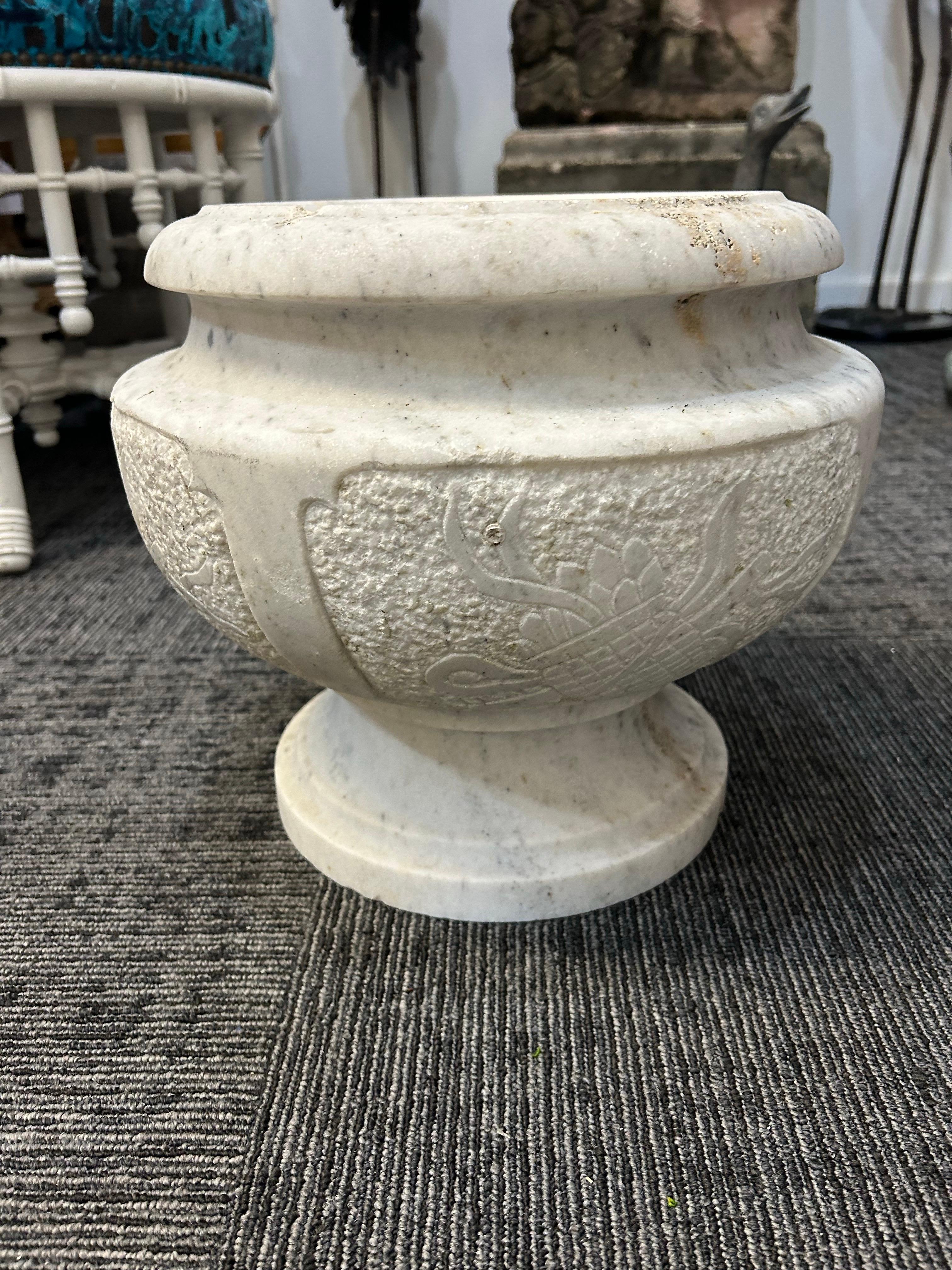 Urna neoclásica italiana de mármol tallado con blasón tallado en venta 4