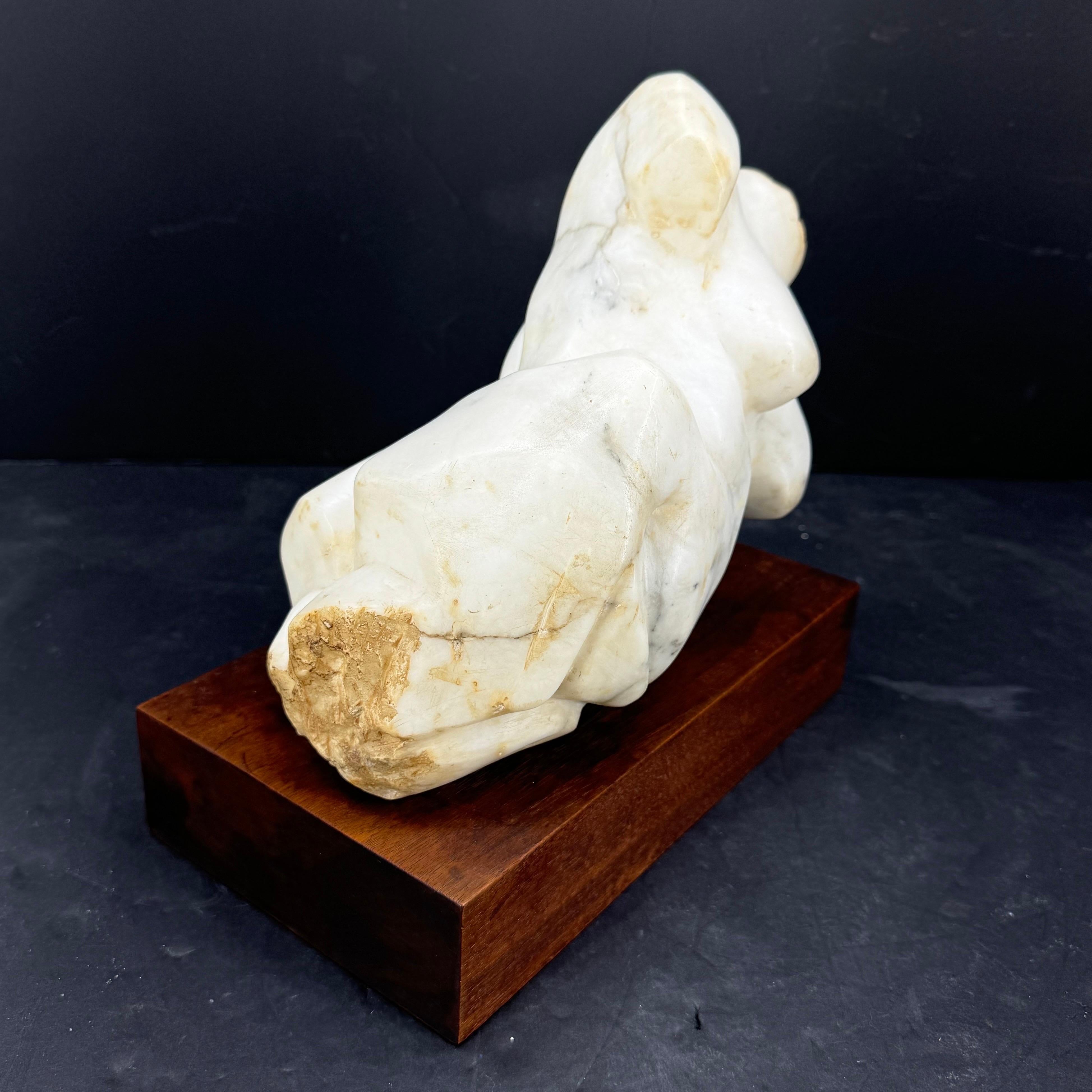 Escultura Italiana de Torso de Mujer Tallada en Mármol sobre Base de Madera en venta 3
