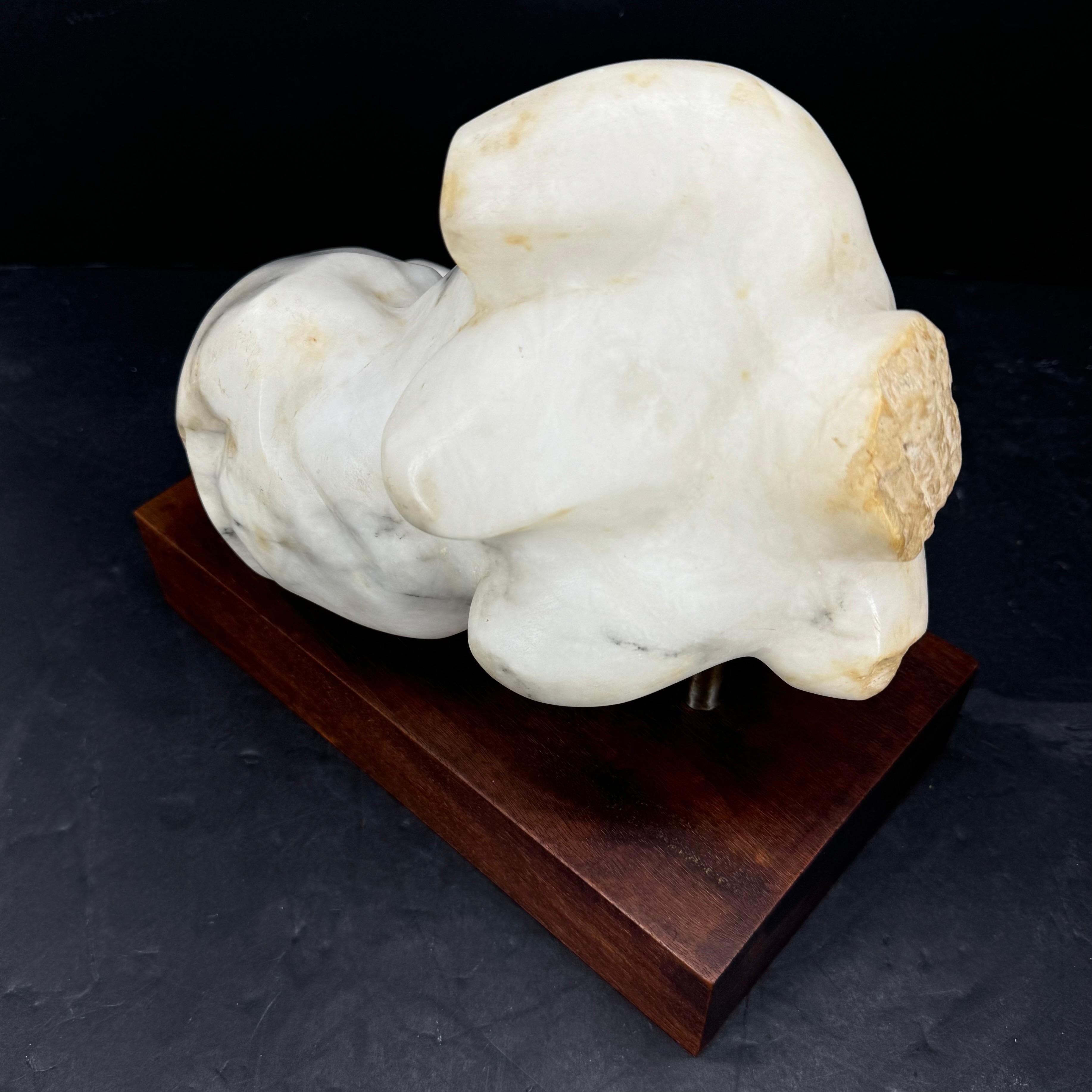 Escultura Italiana de Torso de Mujer Tallada en Mármol sobre Base de Madera en venta 4