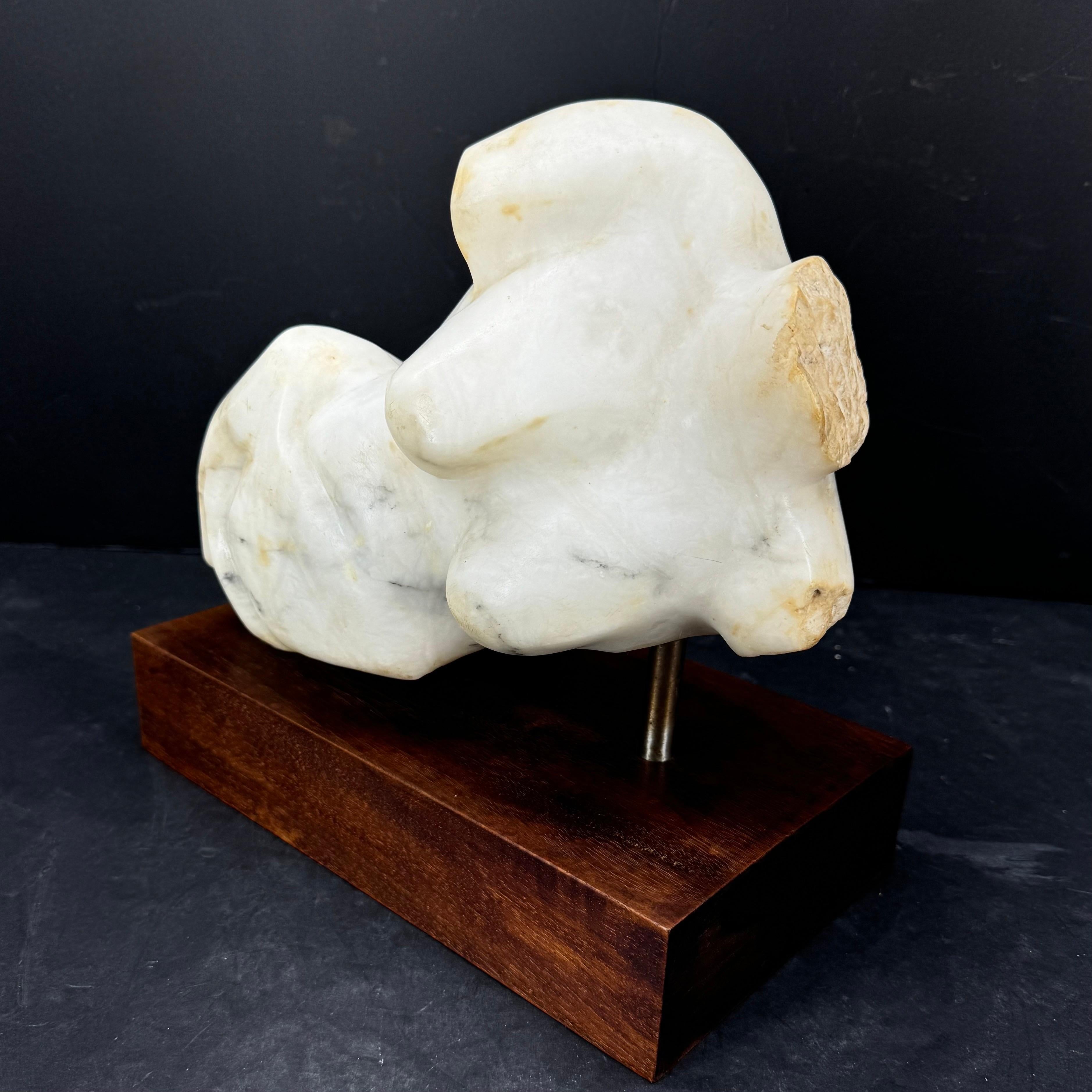 Escultura Italiana de Torso de Mujer Tallada en Mármol sobre Base de Madera en venta 5
