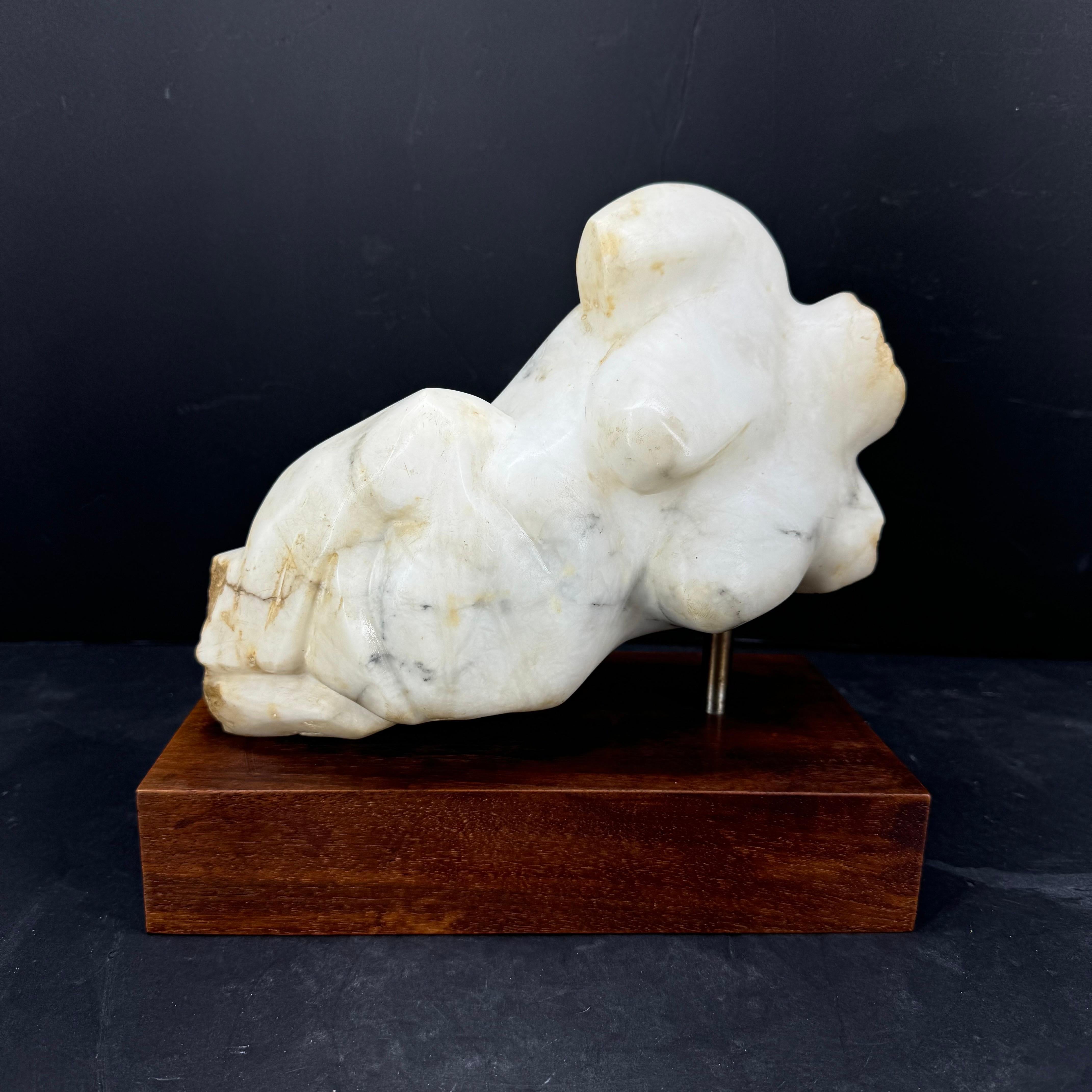 Escultura Italiana de Torso de Mujer Tallada en Mármol sobre Base de Madera en venta 6
