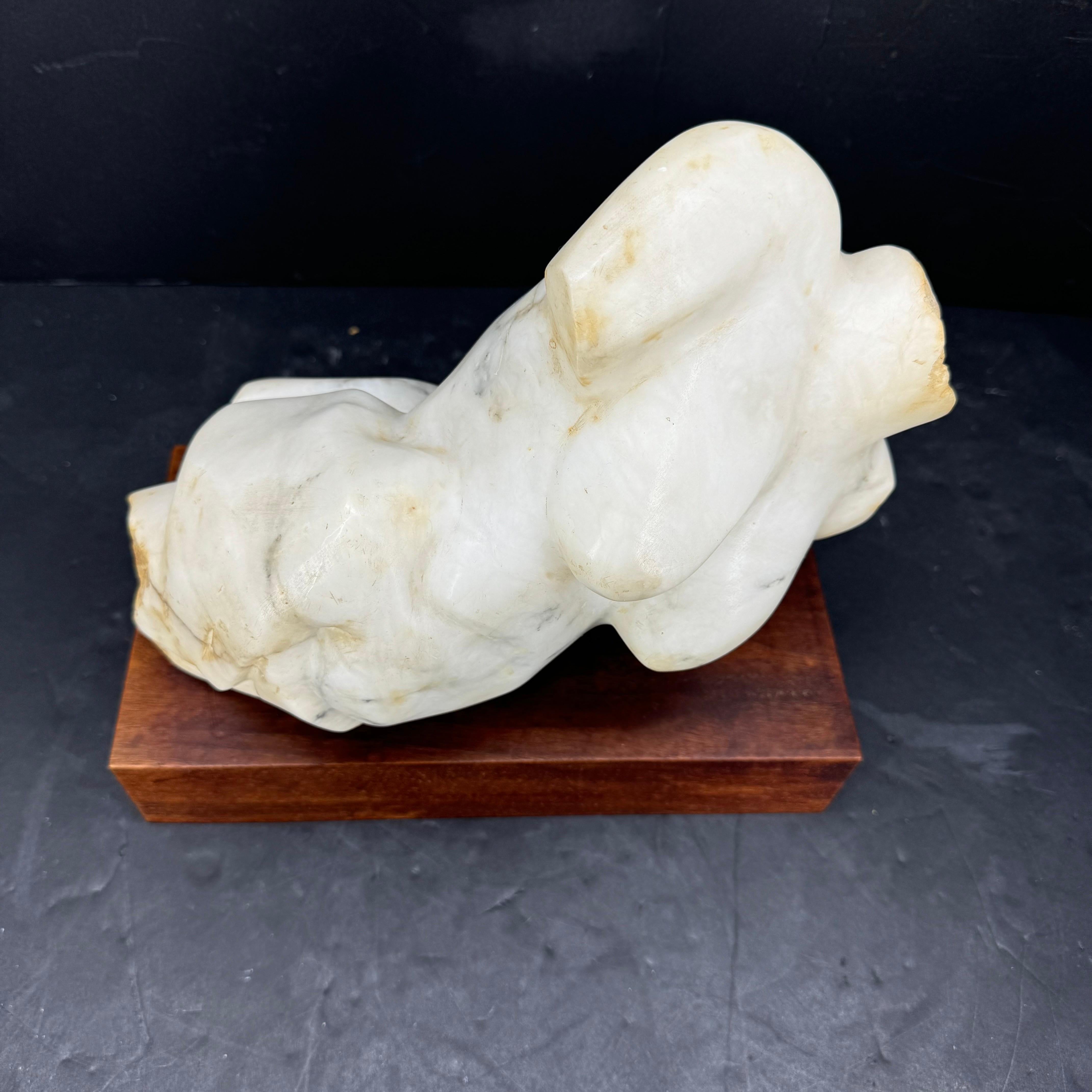 Escultura Italiana de Torso de Mujer Tallada en Mármol sobre Base de Madera en venta 7