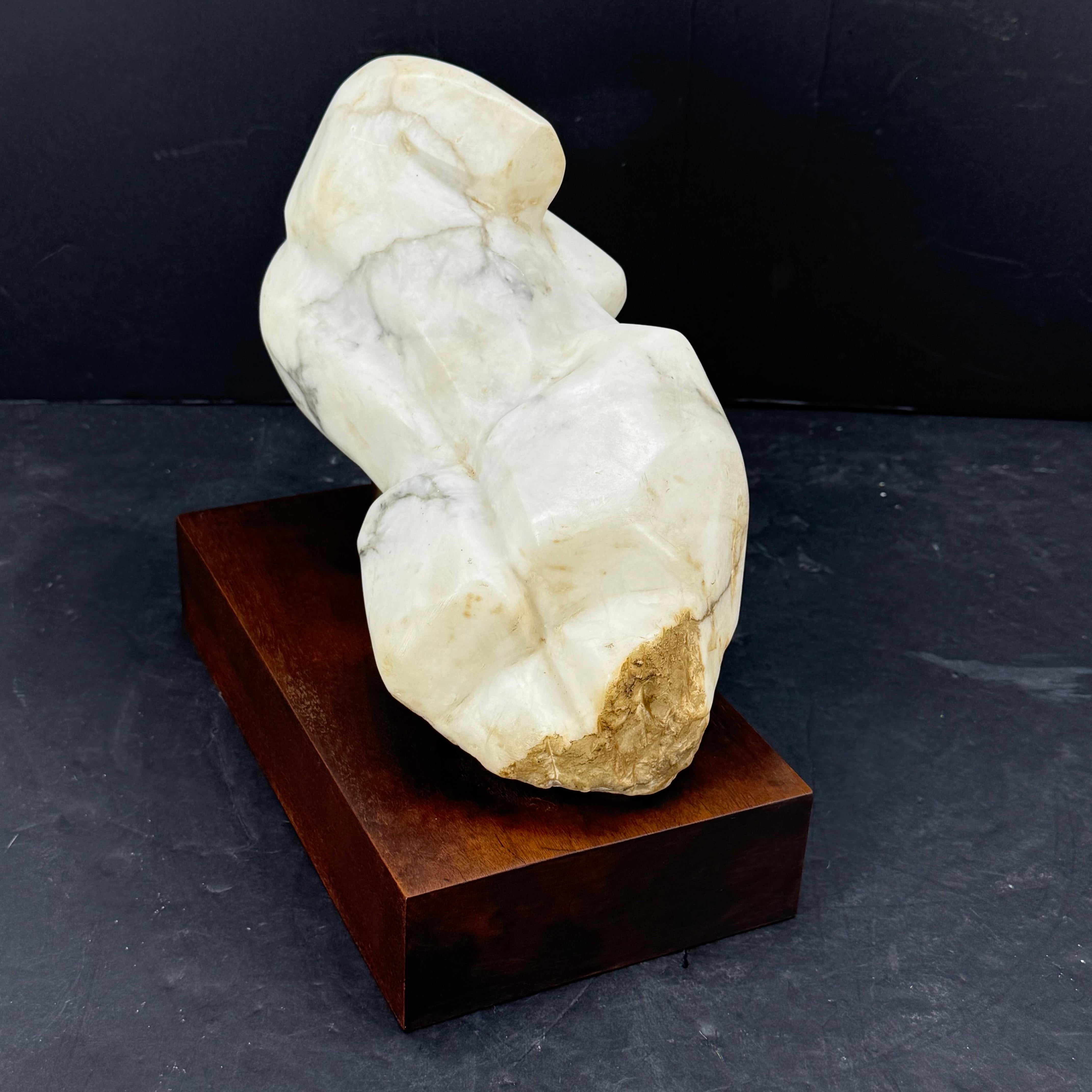 Torso femenino de mármol de mediados de siglo.  Vemos esta pieza colocada en un lugar destacado, como una consola, un aparador o un pedestal, donde los espectadores pueden admirar de cerca sus intrincados detalles. Acompáñala con libros antiguos o