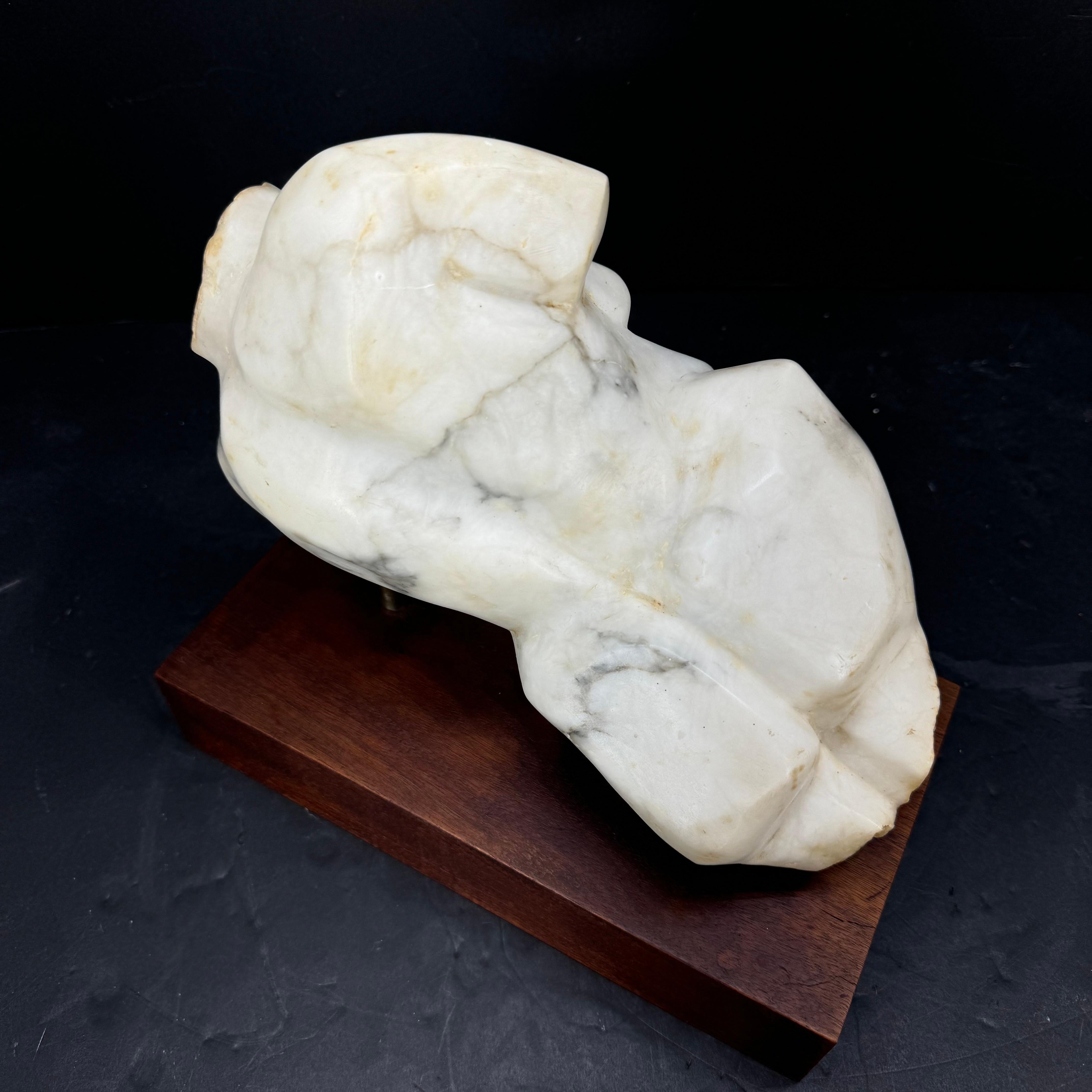 Escultura Italiana de Torso de Mujer Tallada en Mármol sobre Base de Madera Romano clásico en venta