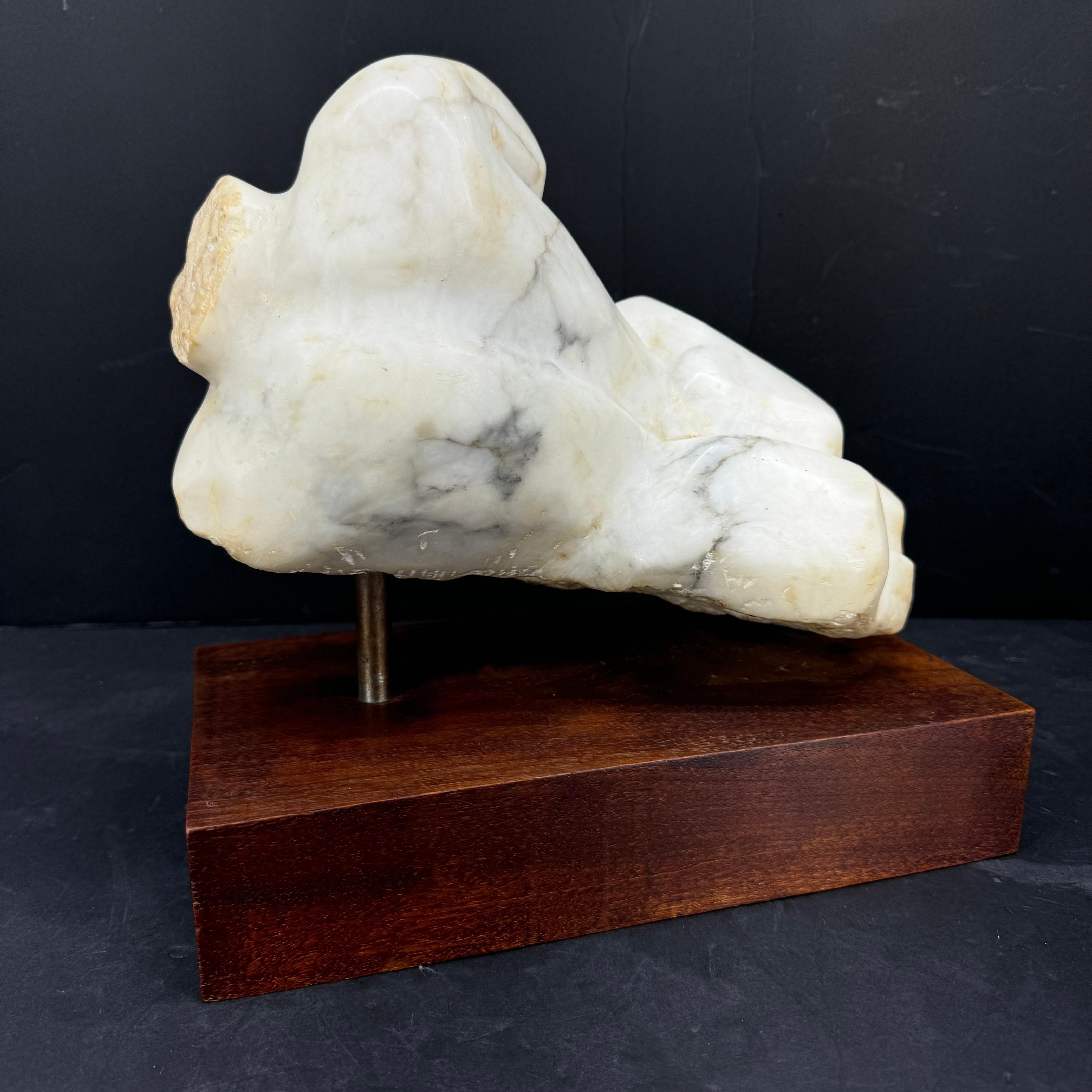 Escultura Italiana de Torso de Mujer Tallada en Mármol sobre Base de Madera Italiano en venta