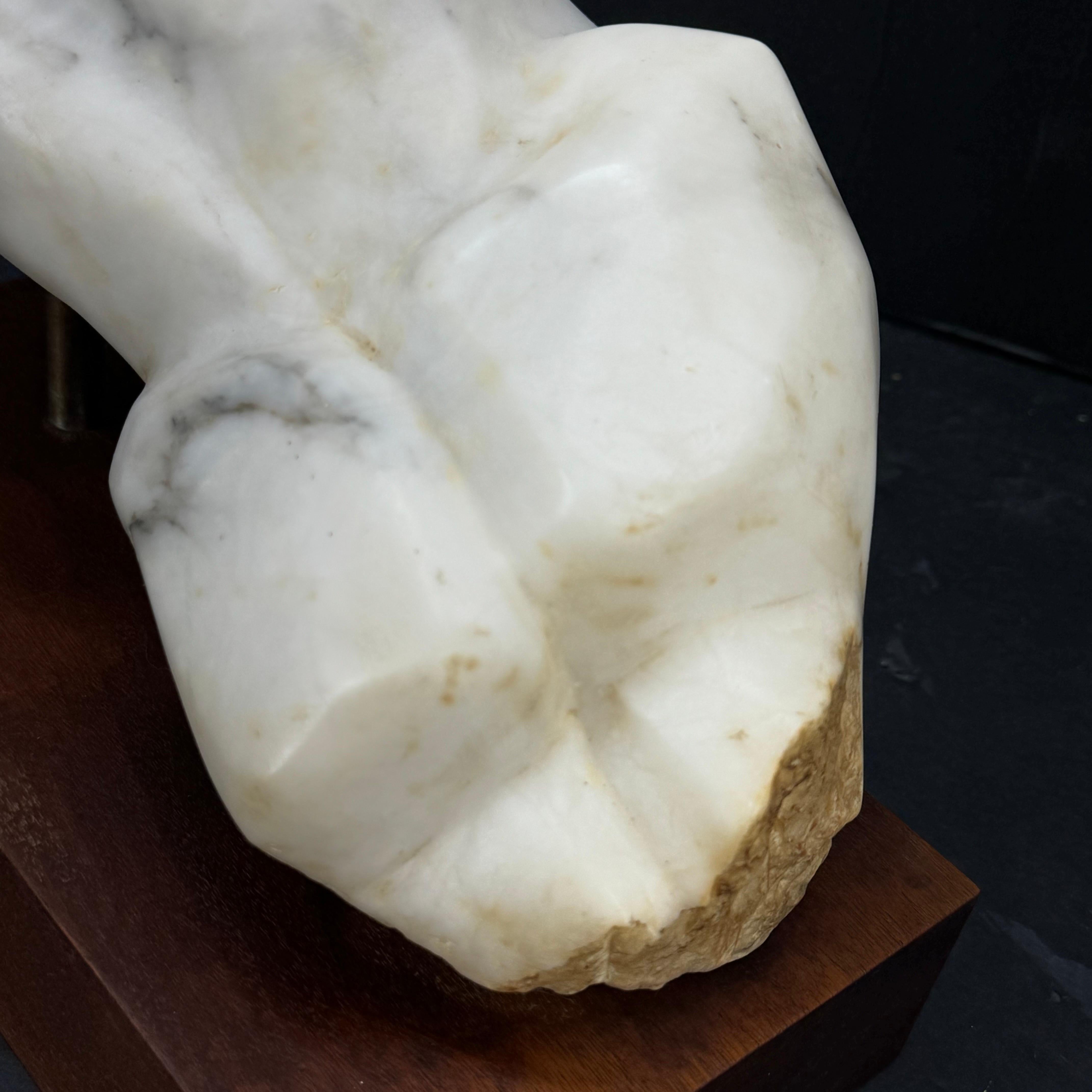 Escultura Italiana de Torso de Mujer Tallada en Mármol sobre Base de Madera Tallado a mano en venta