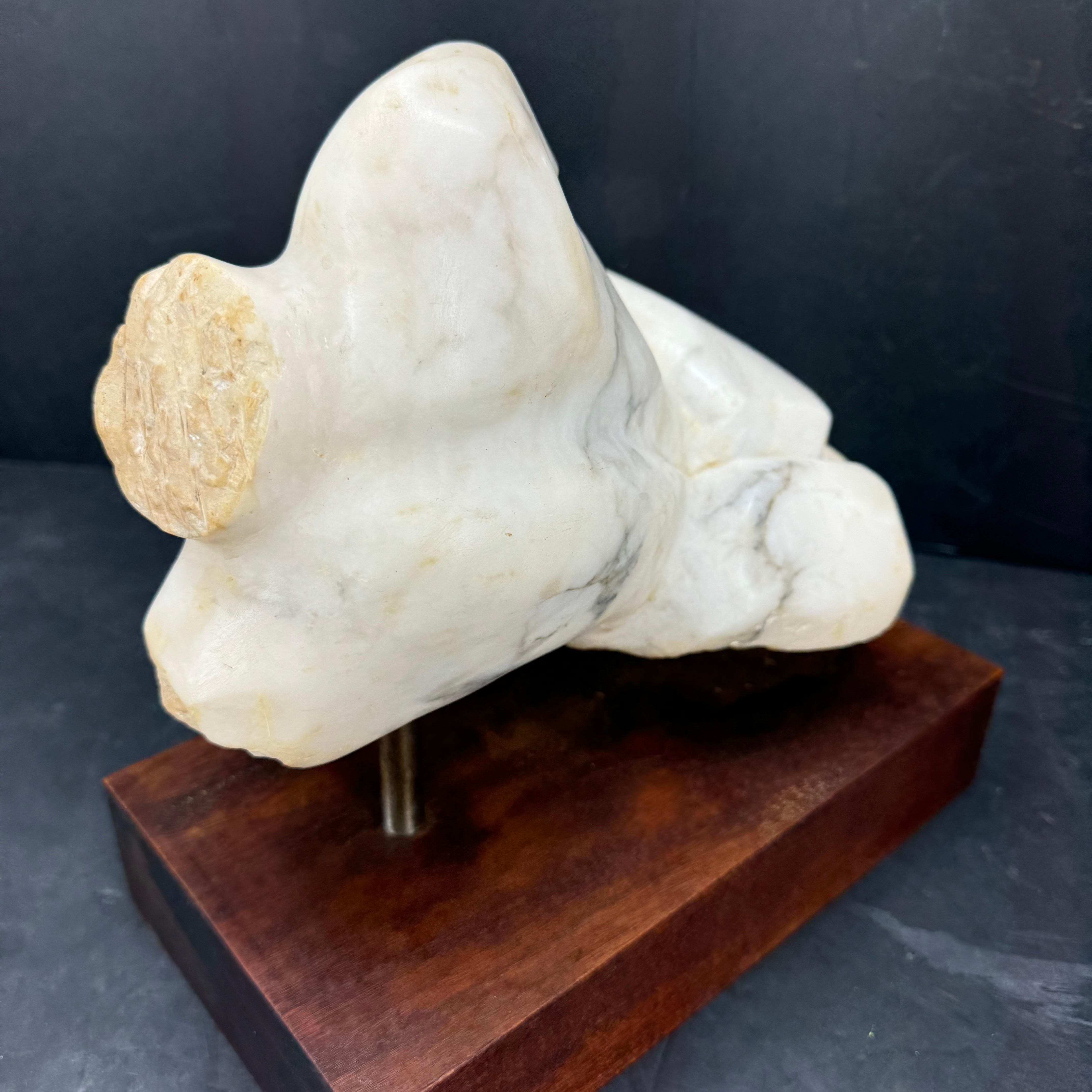 Escultura Italiana de Torso de Mujer Tallada en Mármol sobre Base de Madera siglo XX en venta