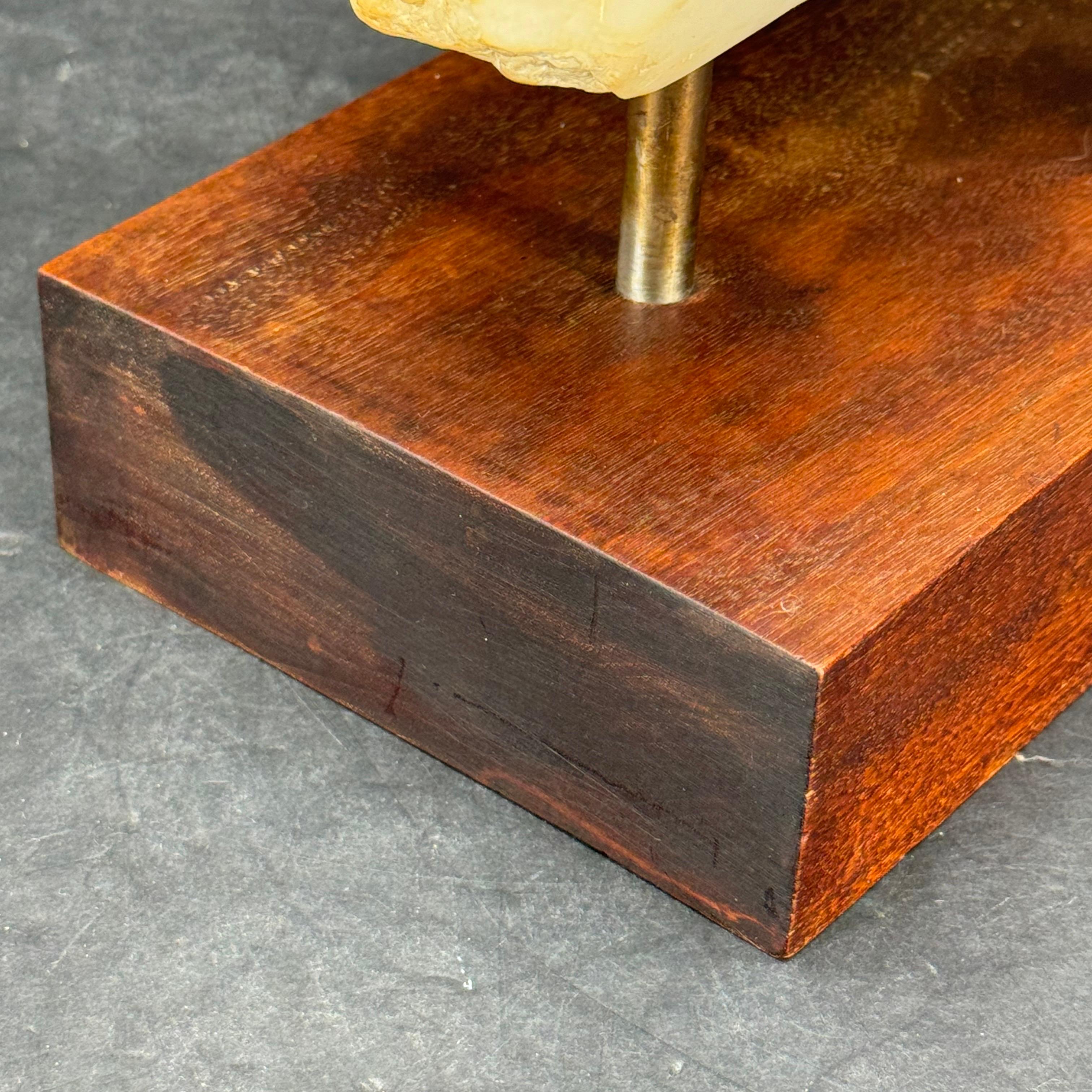 Escultura Italiana de Torso de Mujer Tallada en Mármol sobre Base de Madera Acero en venta