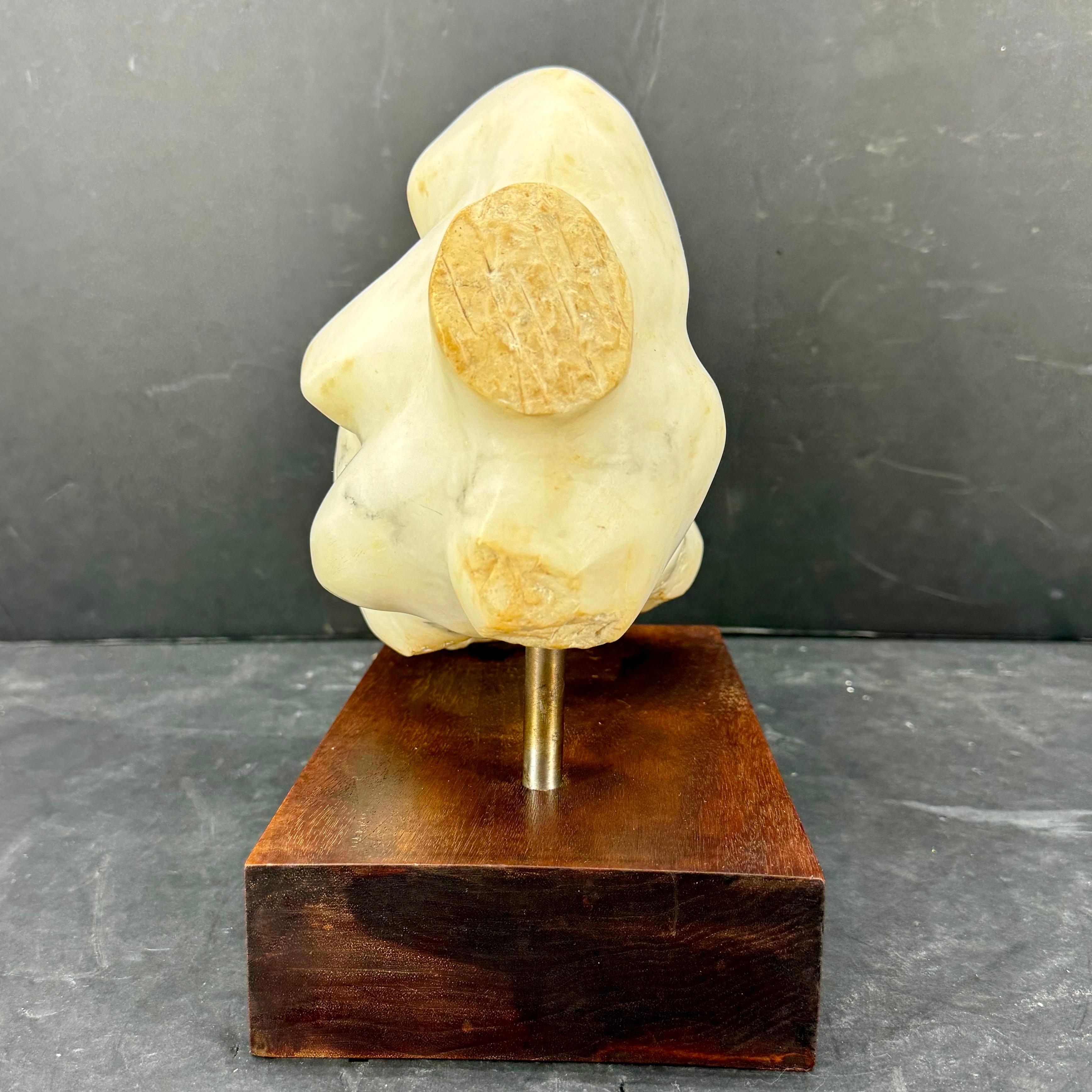 Escultura Italiana de Torso de Mujer Tallada en Mármol sobre Base de Madera en venta 1