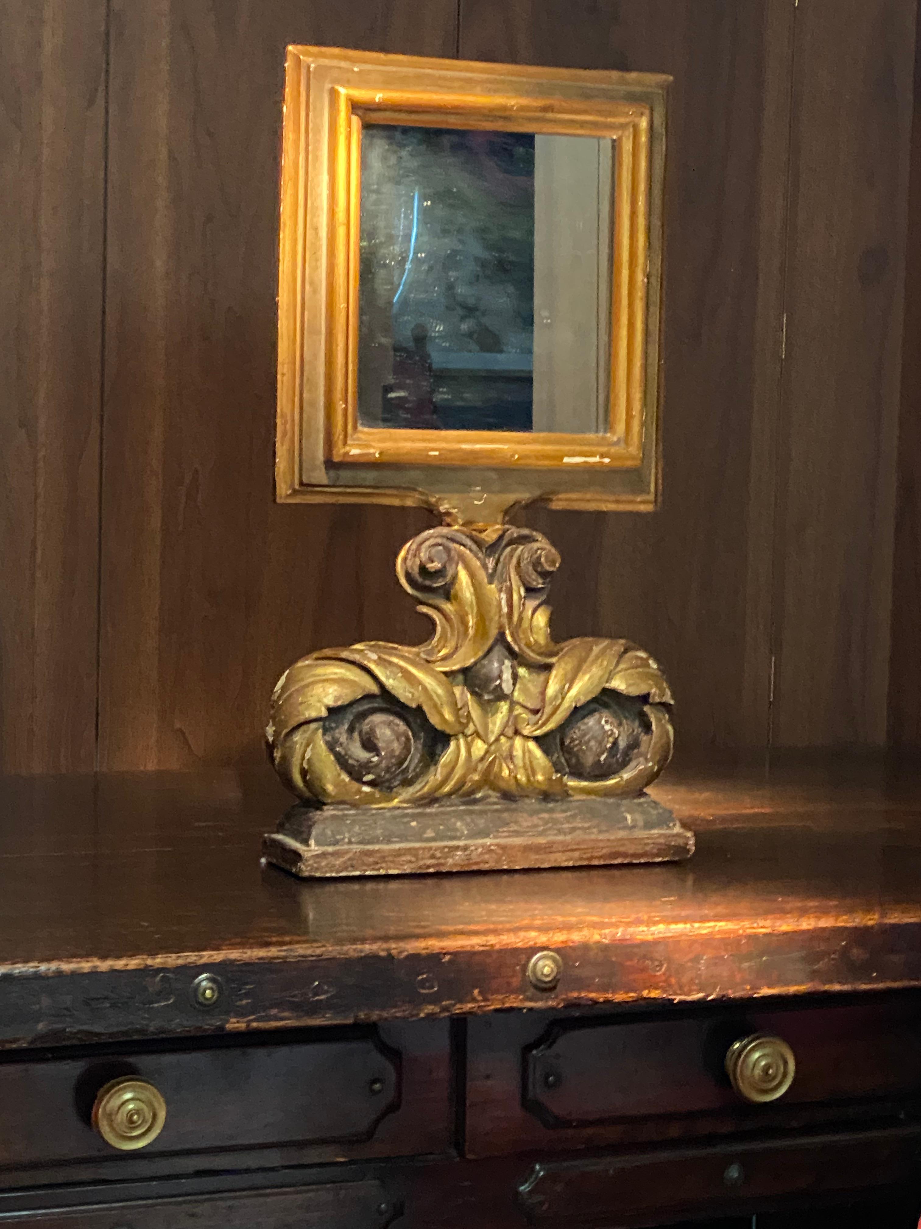 Italienischer geschnitzter italienischer Spiegel (Vergoldetes Holz) im Angebot