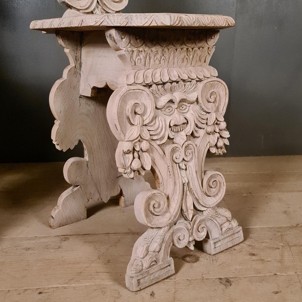 Good pair of 19th century carved Italian hall chairs, 1860.

Seat height - 20.5

Dimensions
14 inches (36 cms) wide
18 inches (46 cms) deep
40 inches (102 cms) high.