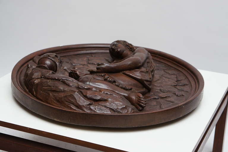 Un grand tondo en chêne sculpté, mesurant 73 cm de diamètre, représentant Marie-Madeleine en pénitente, contemplant un crâne et son attribut : Le pot à onguents.
Flandre, XVIIIe siècle. Partie de la main gauche manquante.
Mesures : Diamètre 73 cm.