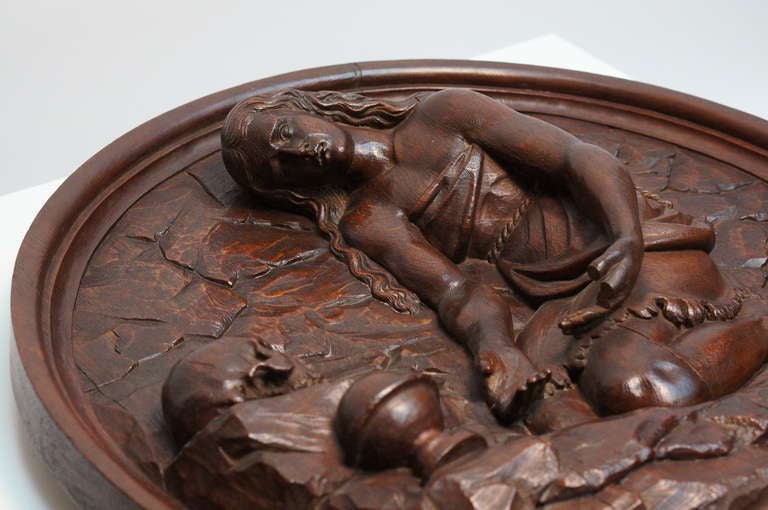 Italian Carved Oak Tondo Representing Maria Magdalene as a Penitent In Good Condition For Sale In Antwerp, BE