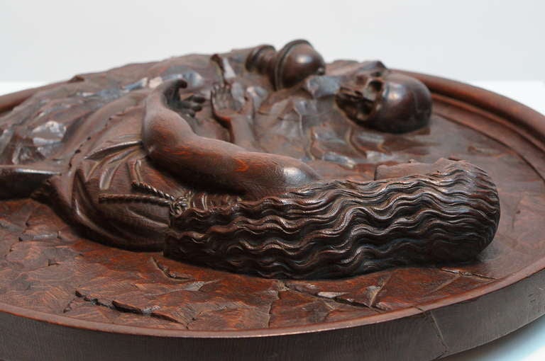Bois Tondo italien en chêne sculpté représentant Maria Magdalene en Penitent en vente