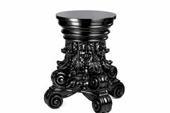 Guéridon italien à piédestal sculpté, laqué noir de style corinthien, 20e siècle