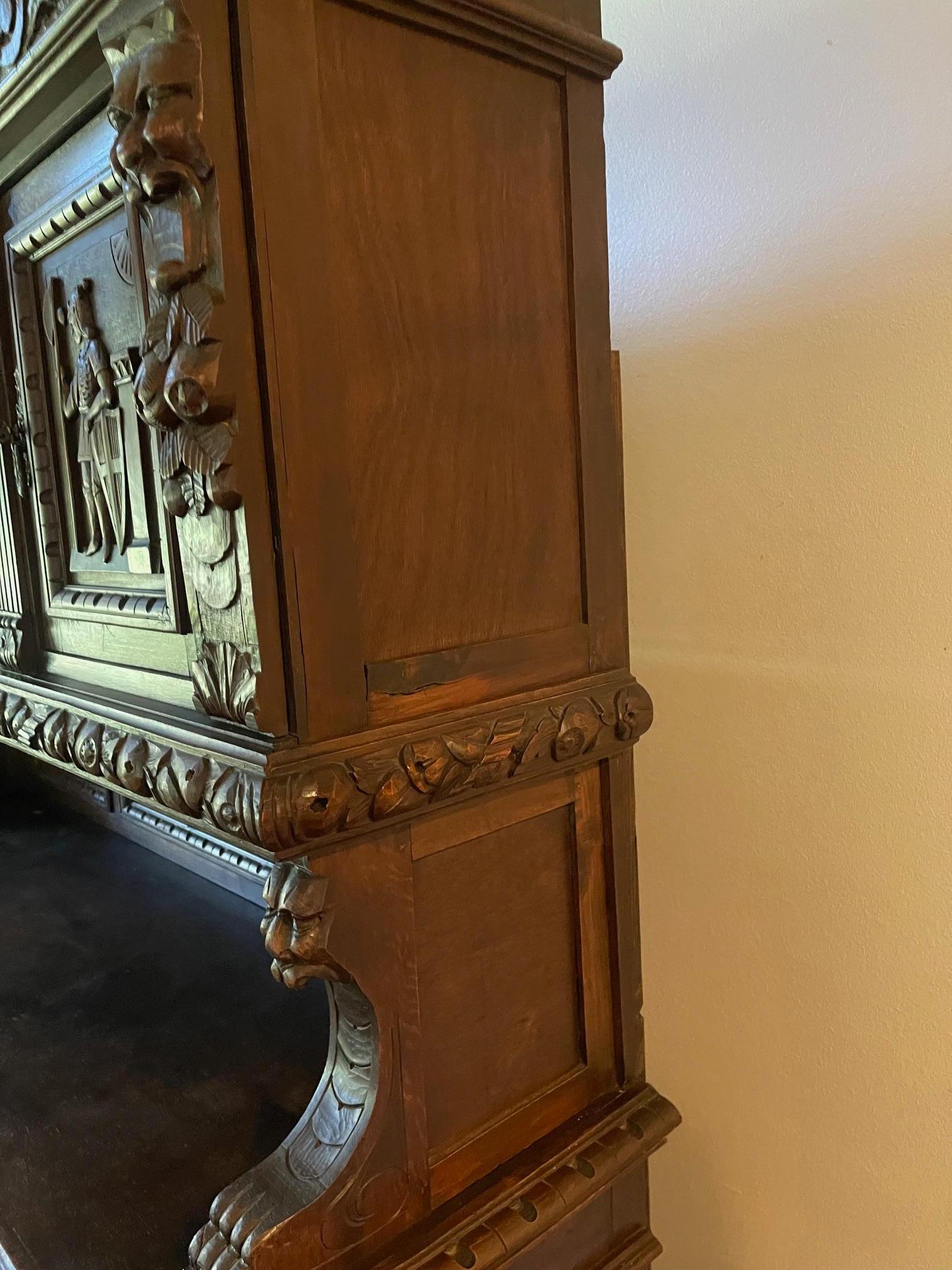 Buffet rinascimentale italiano in noce intagliato, fine XIX secolo in vendita 1