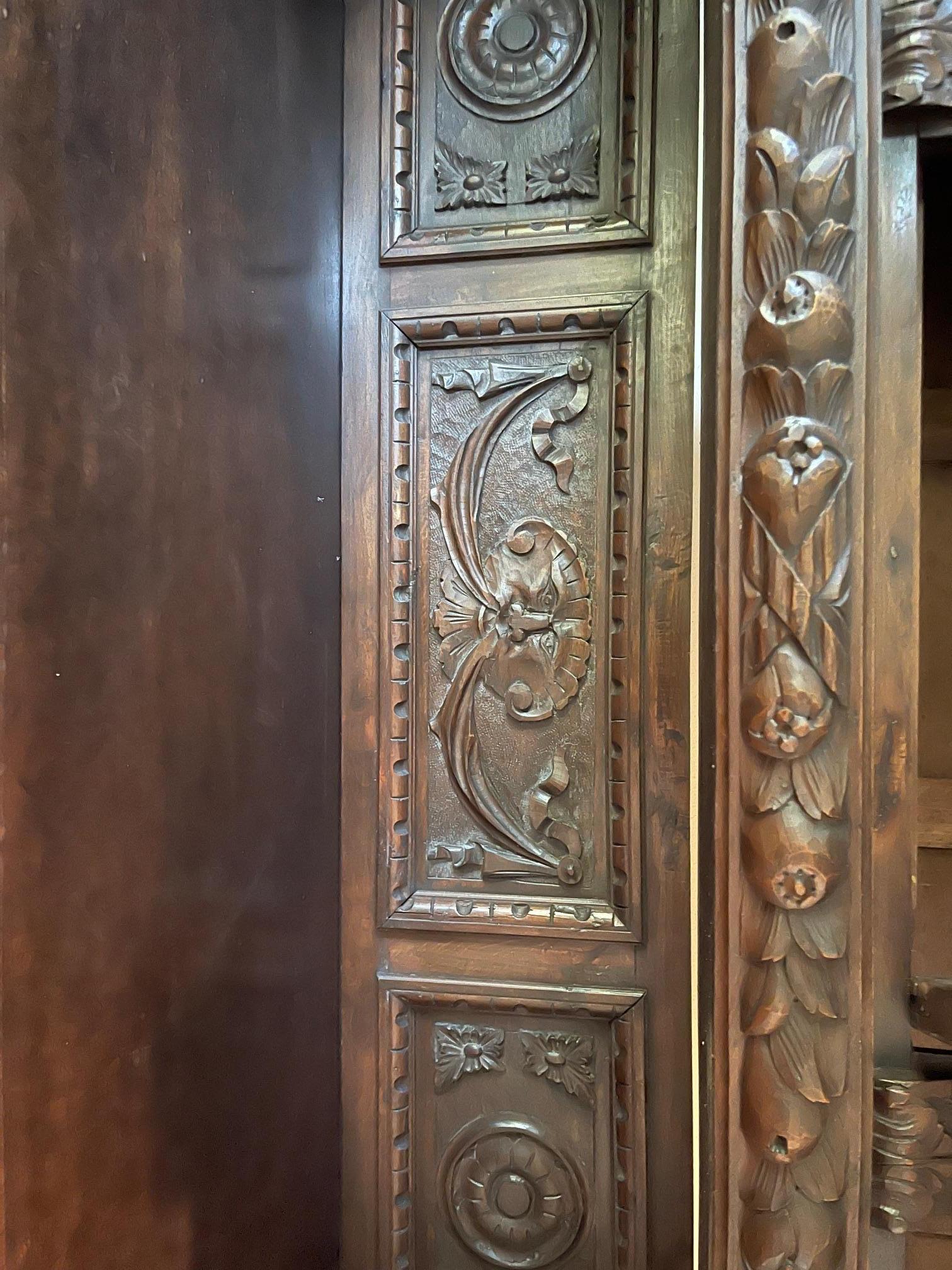 Buffet rinascimentale italiano in noce intagliato, fine XIX secolo in vendita 4